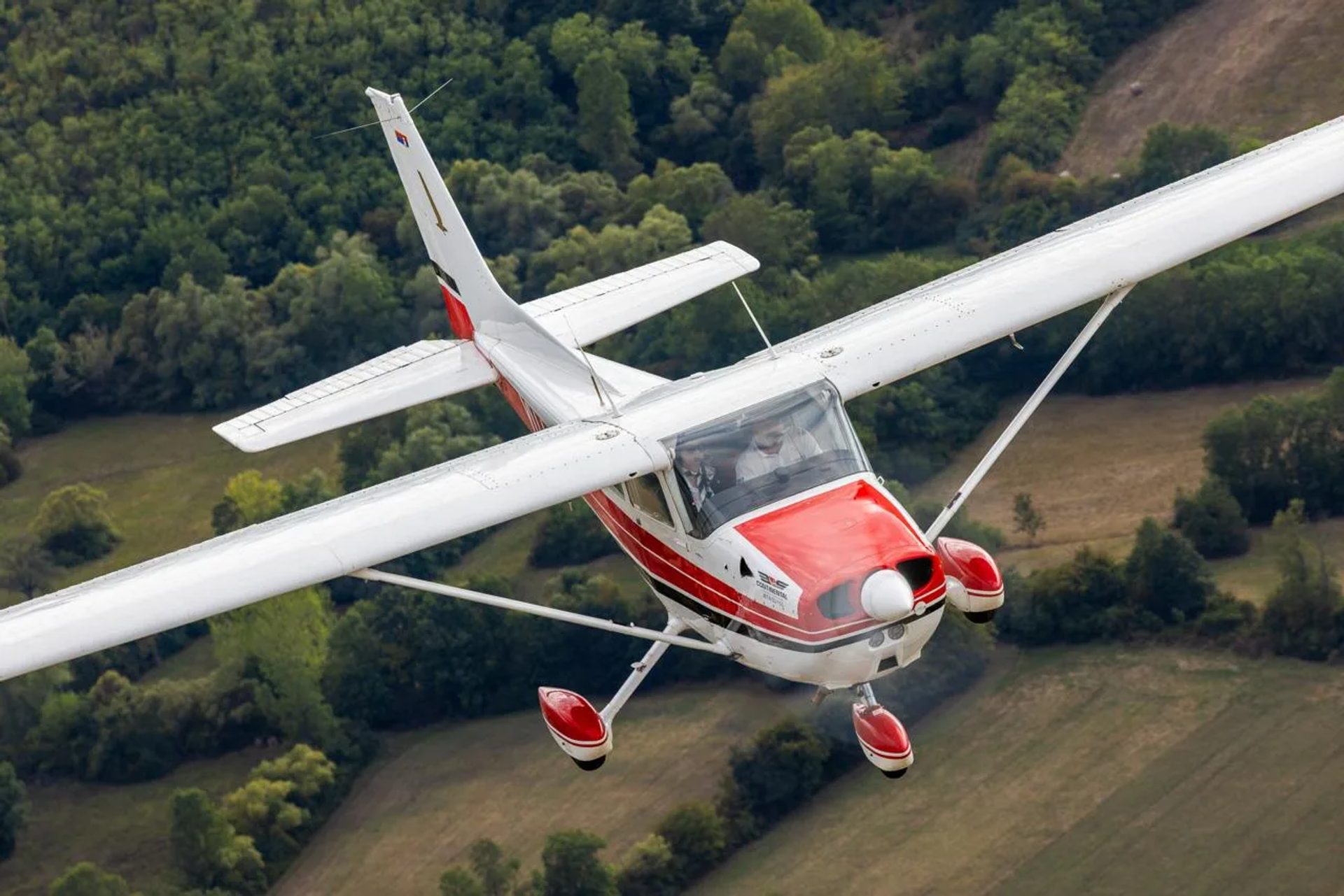Avion Cessna u letu iznad šumovitog predela