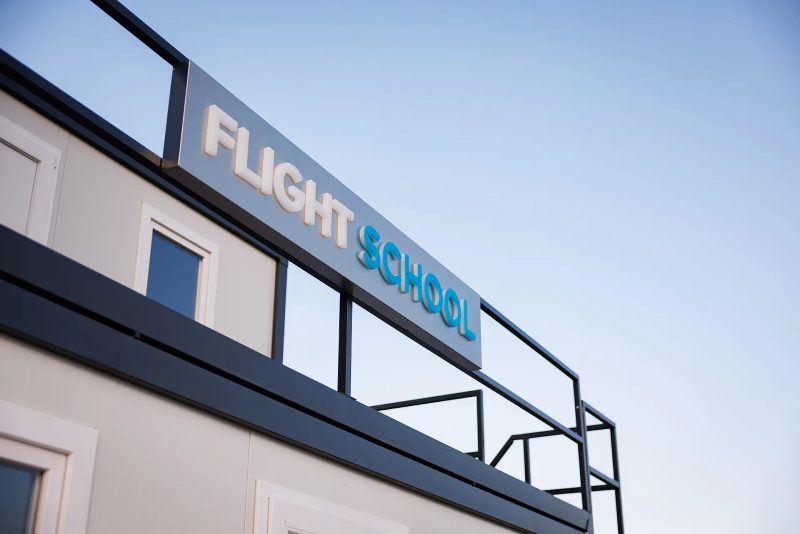 Ulaz u MIND školu letenja sa natpisom Flight School
