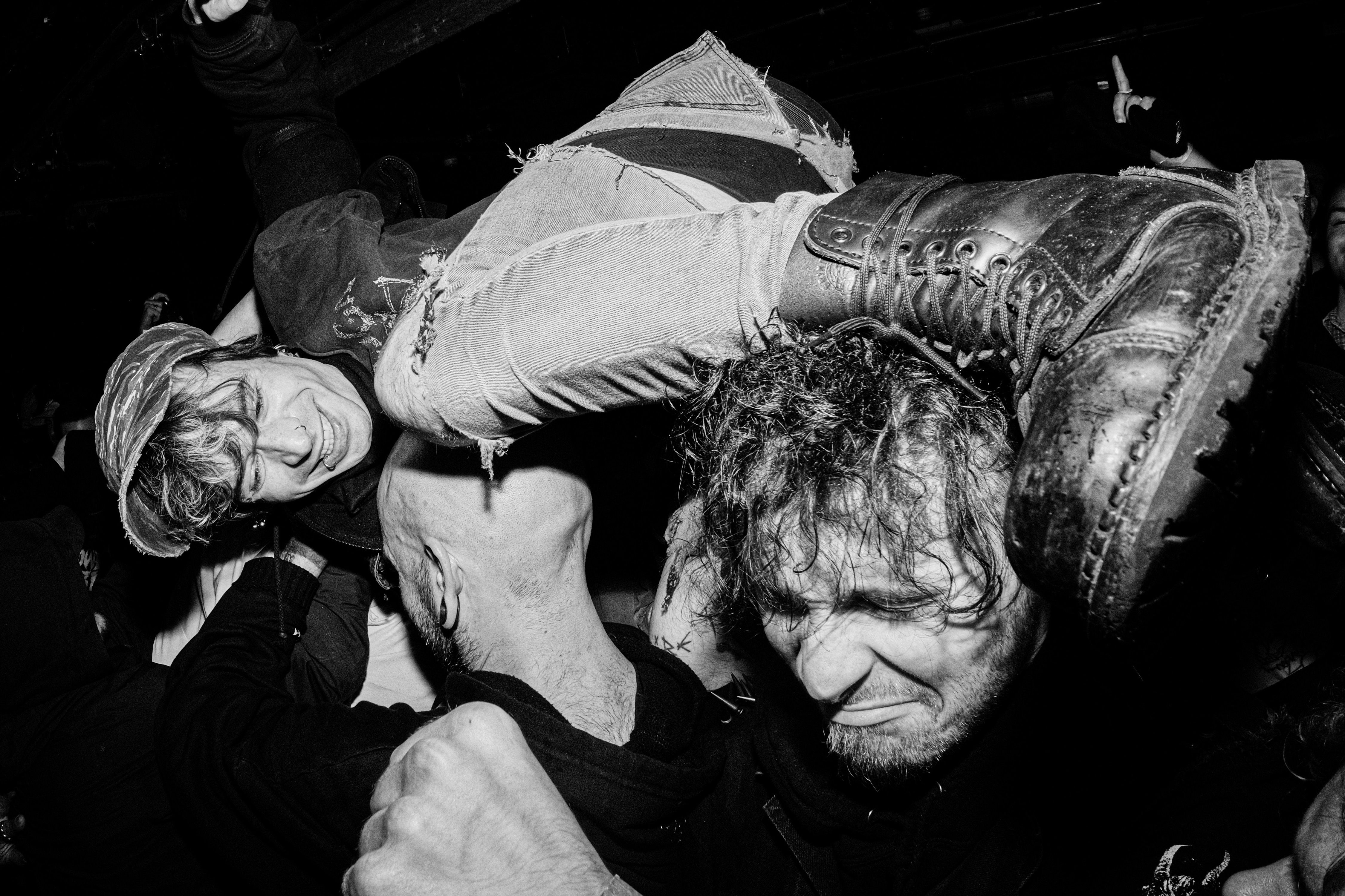 Crowdsurfing, Dareshack