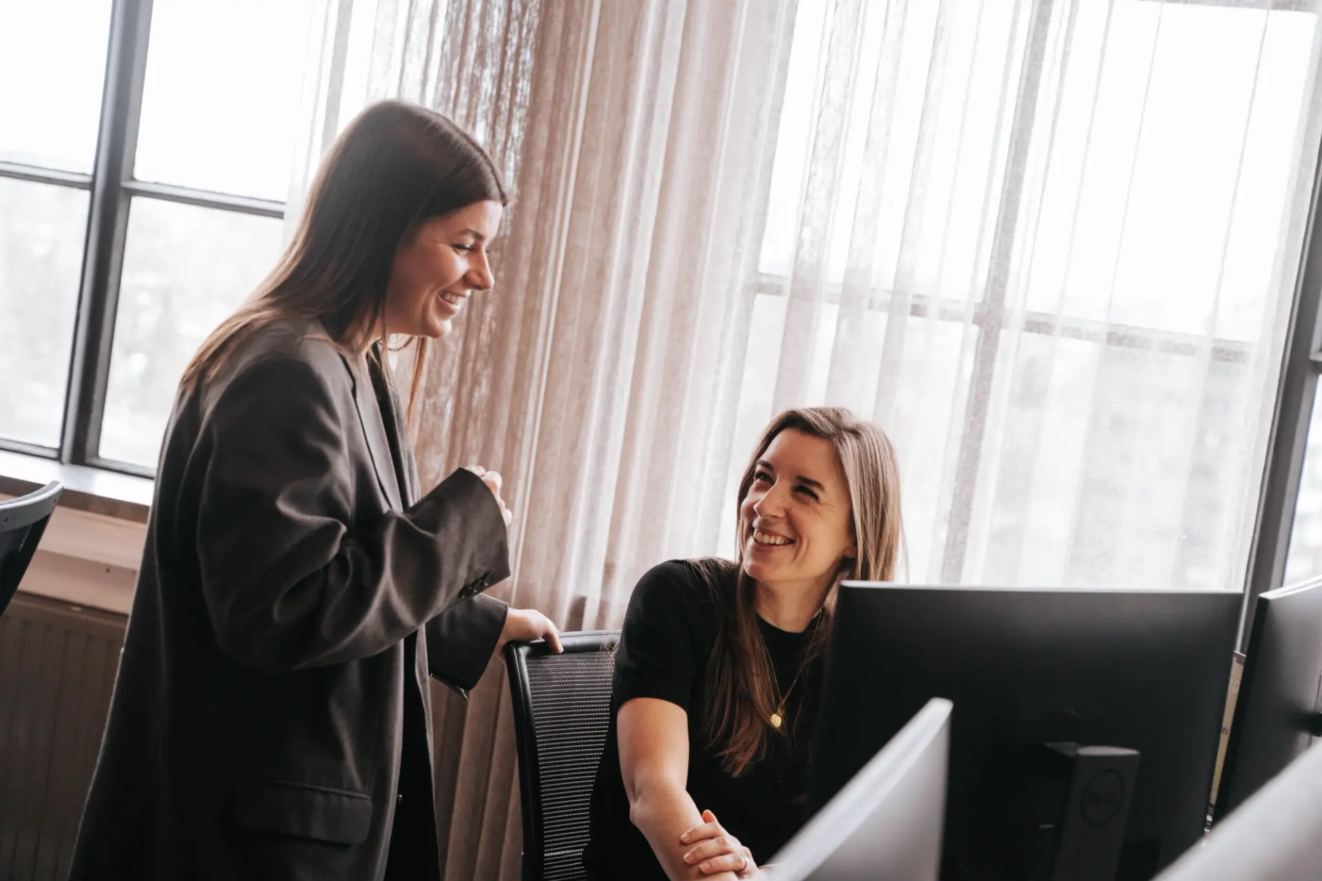 Social media marketeers op kantoor