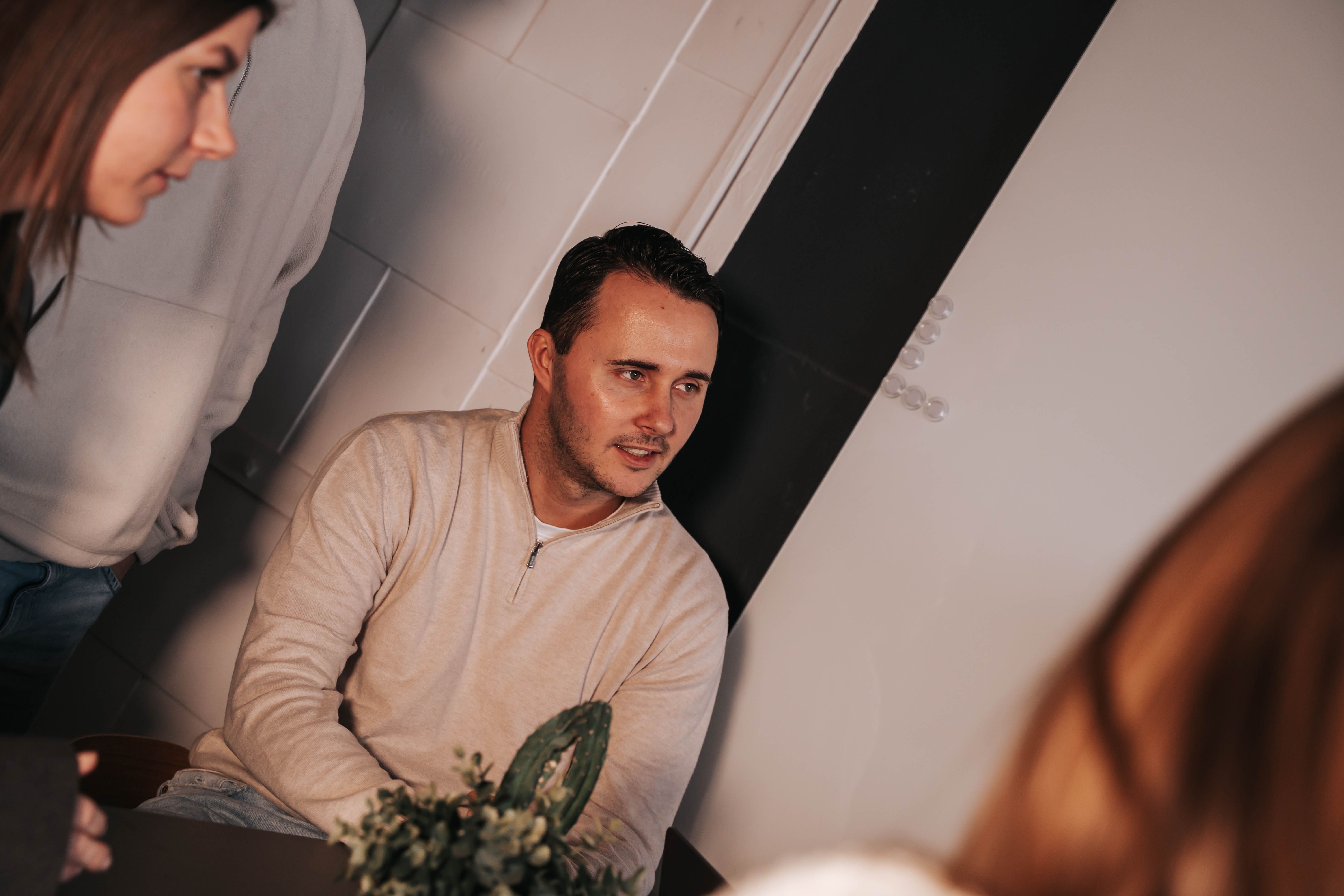 Collega's in strategische sessie