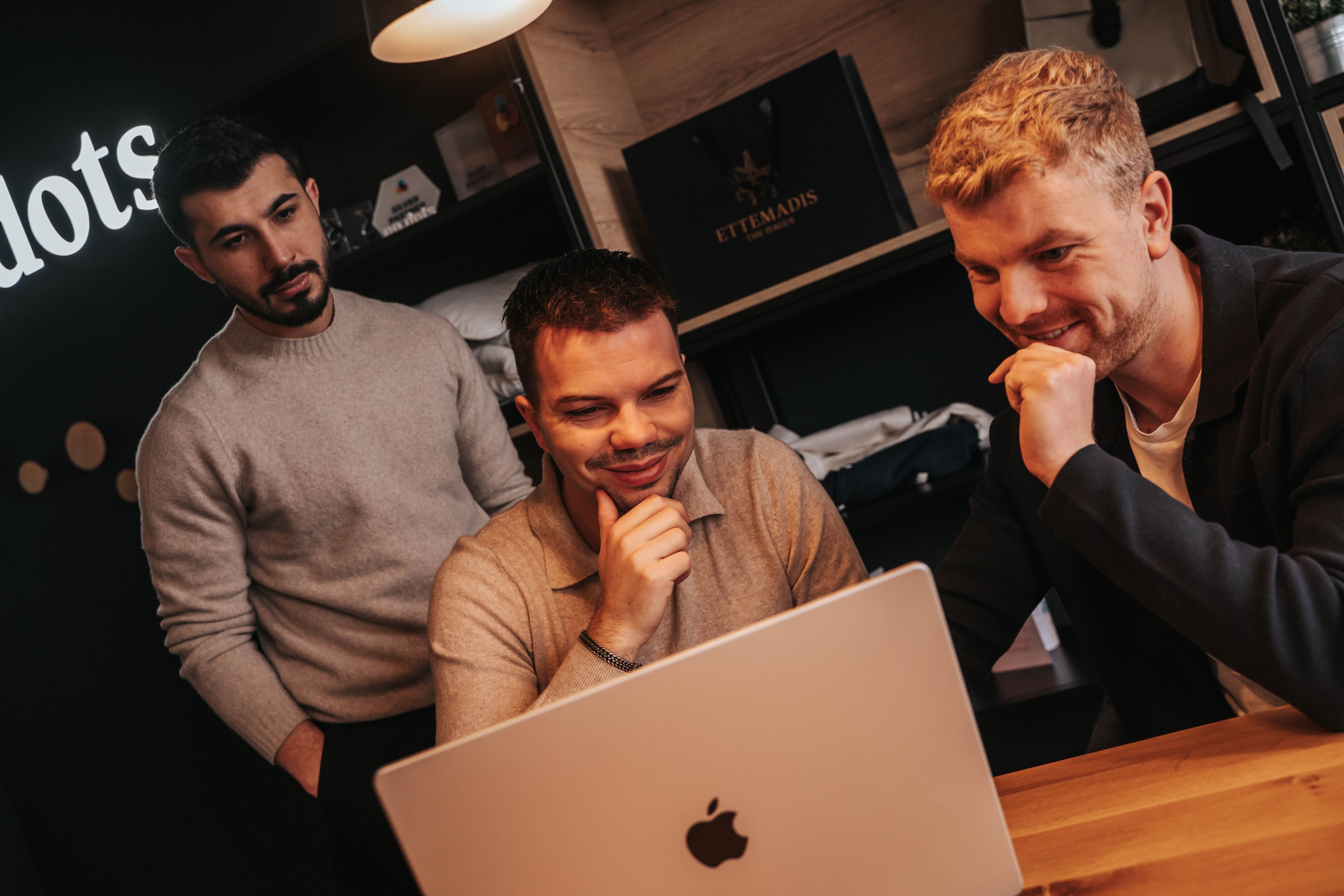 Collega's werken aan strategie