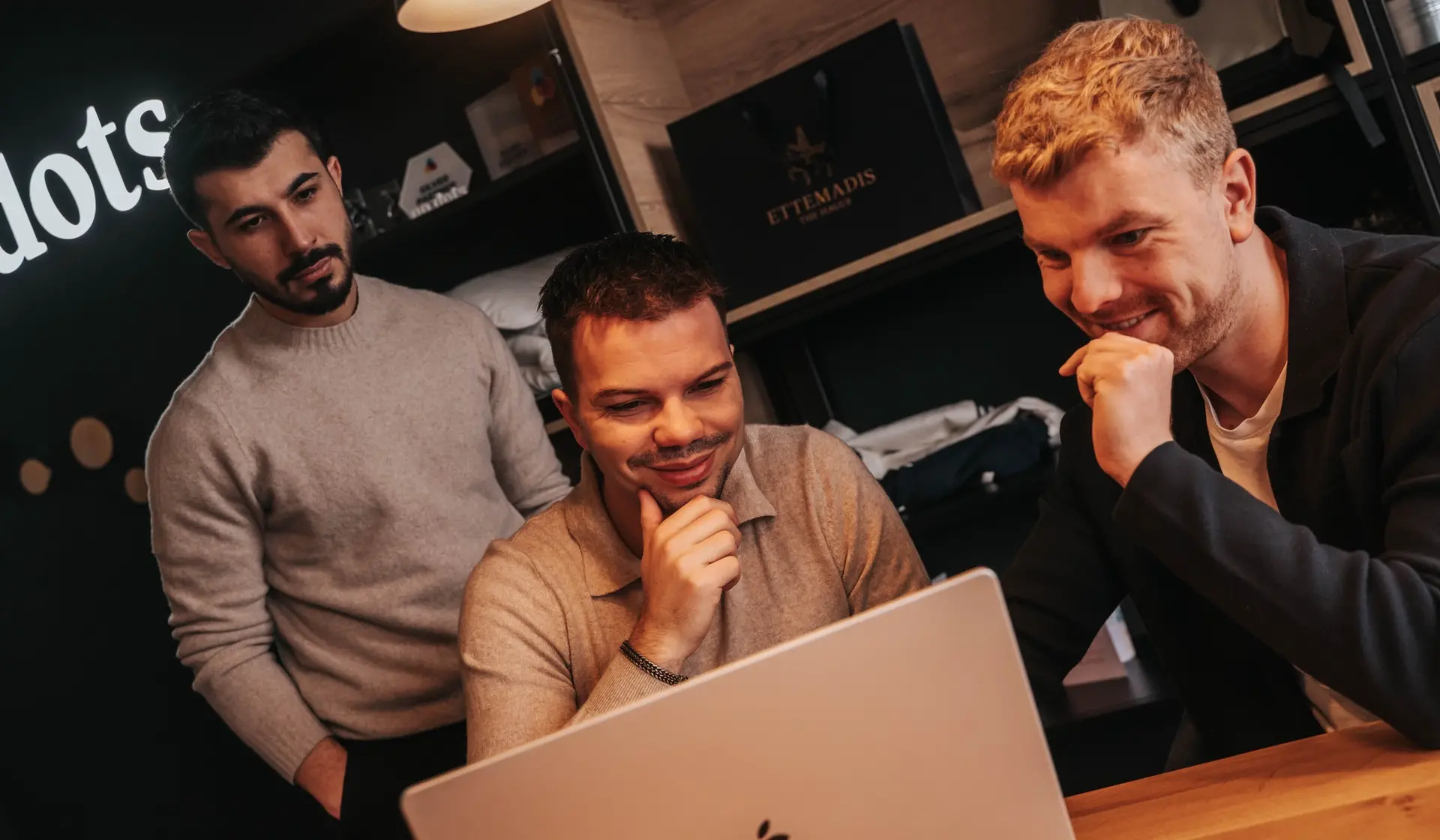Collega's werken aan strategie