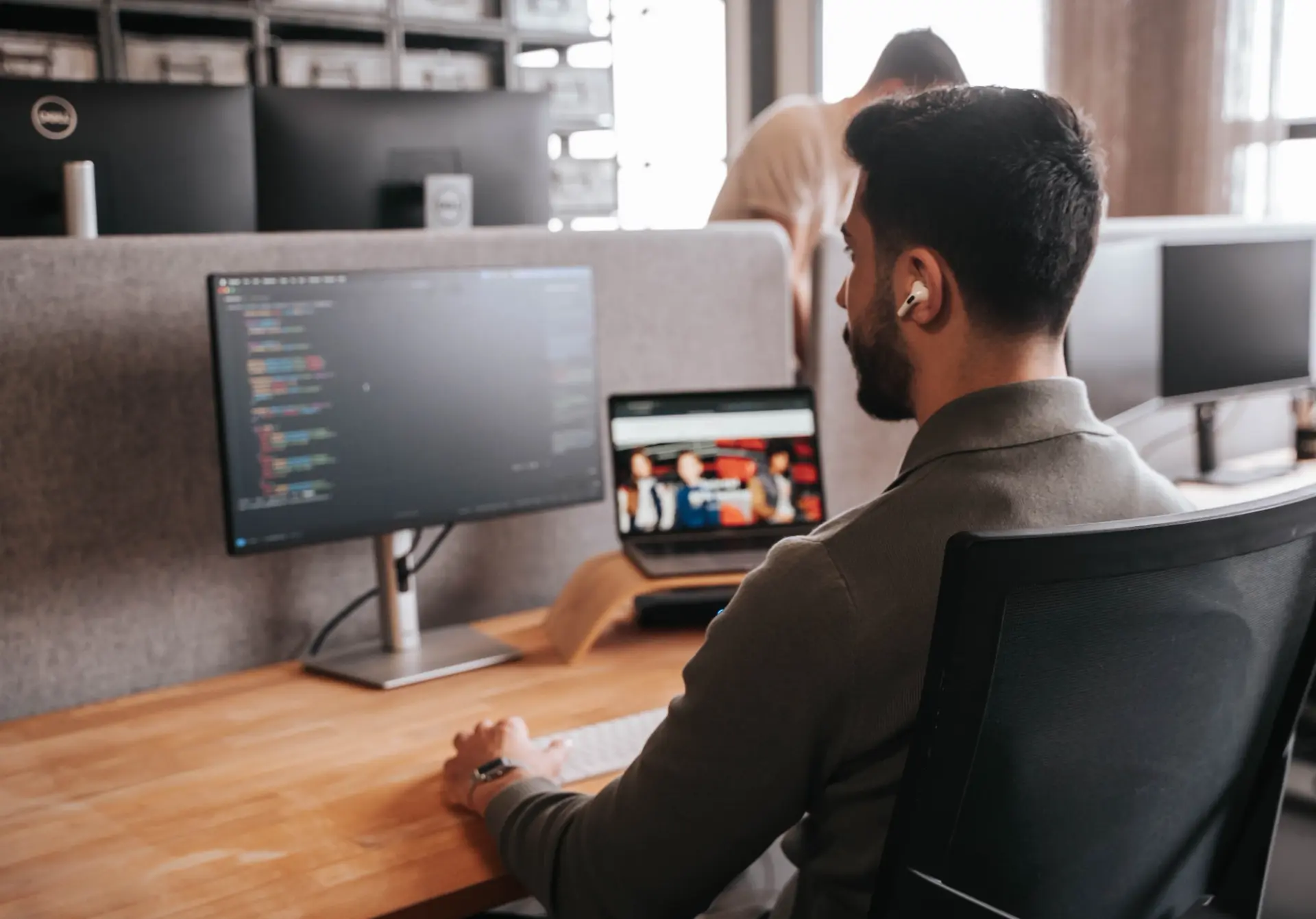 Developer Hasan aan het werk