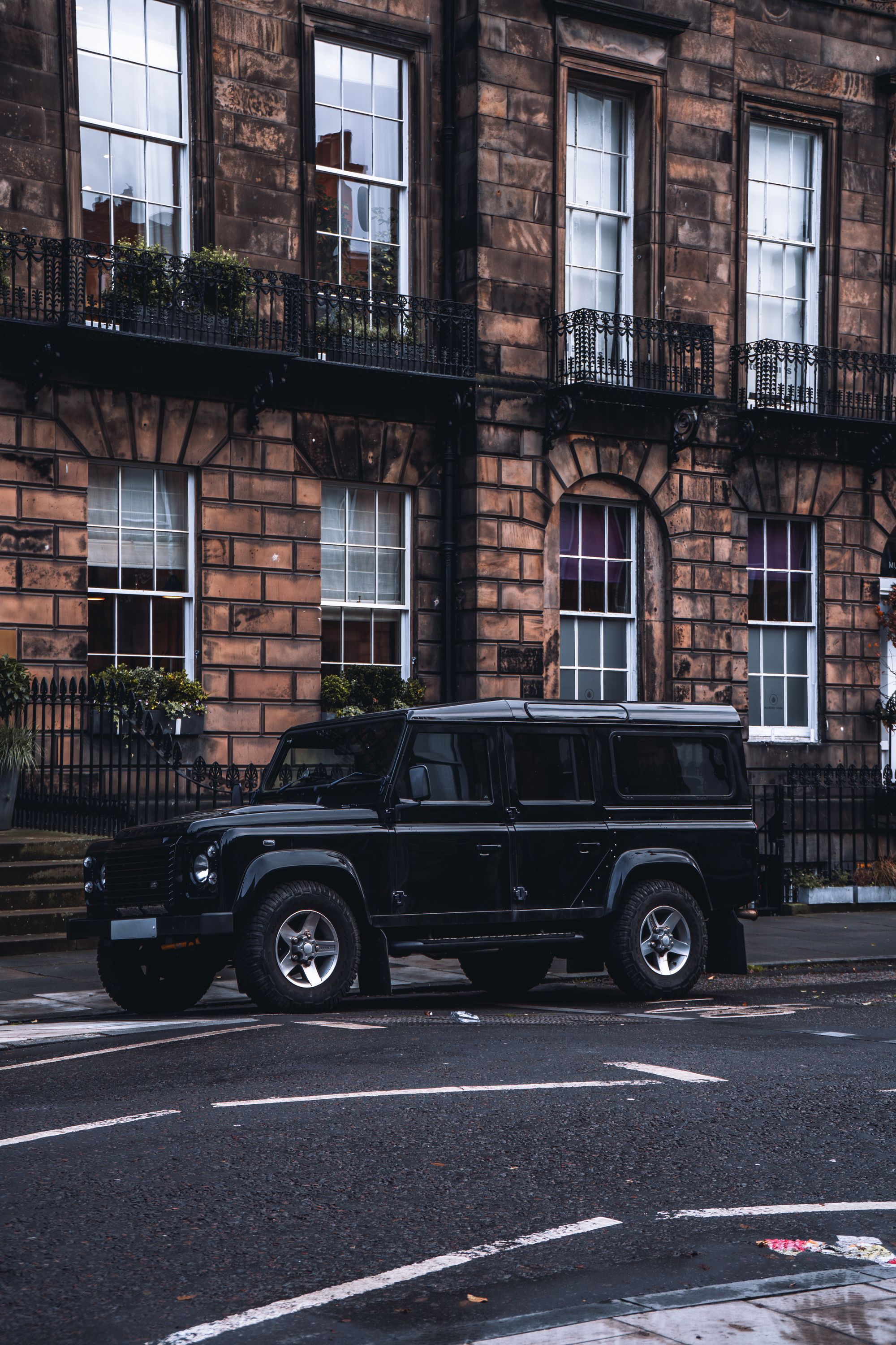 The Defender – Parked in time, fine art print från Edinburgh, Skottland