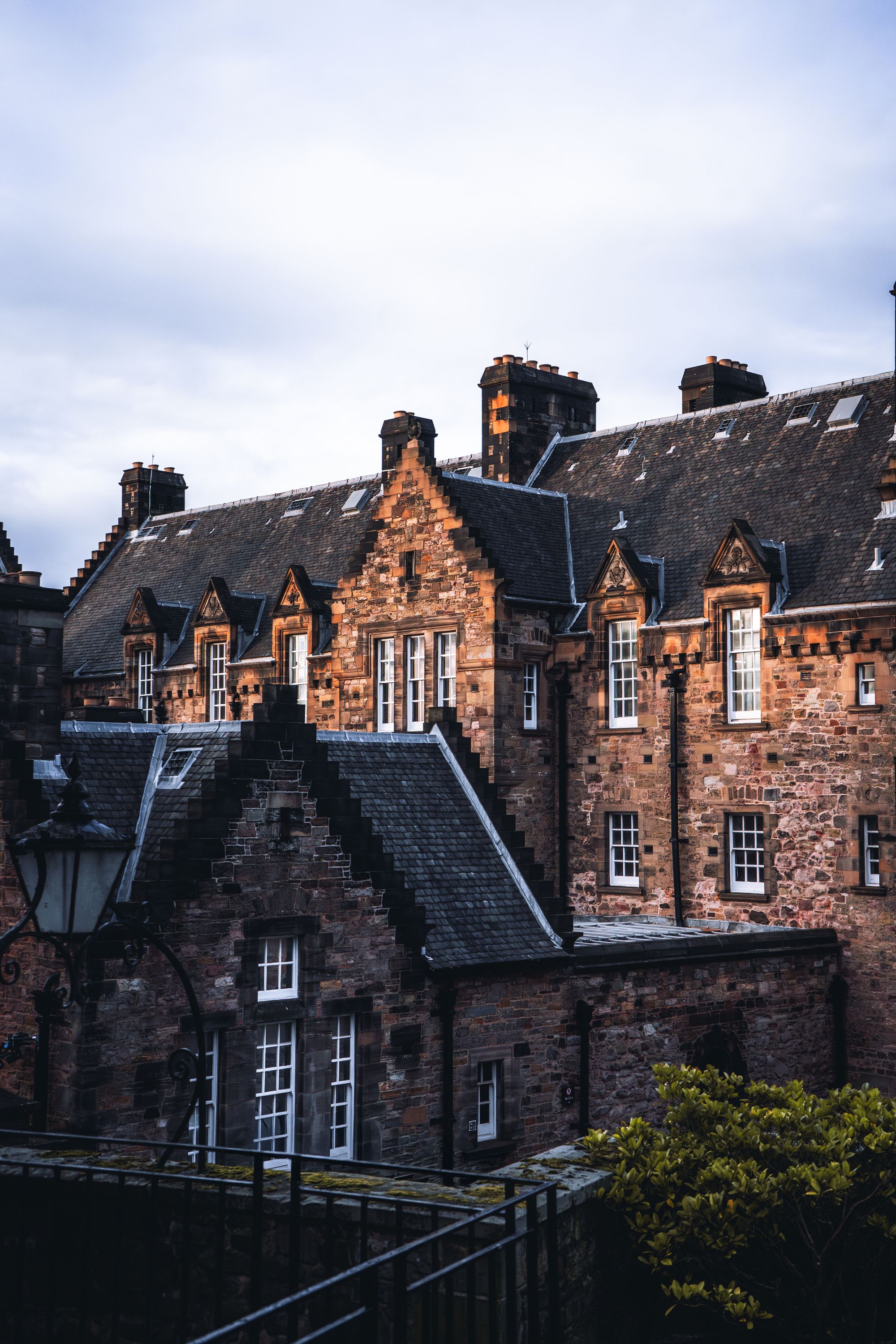 Old Town – Where the Light Falls, fine art print från Edinburgh, Skottland