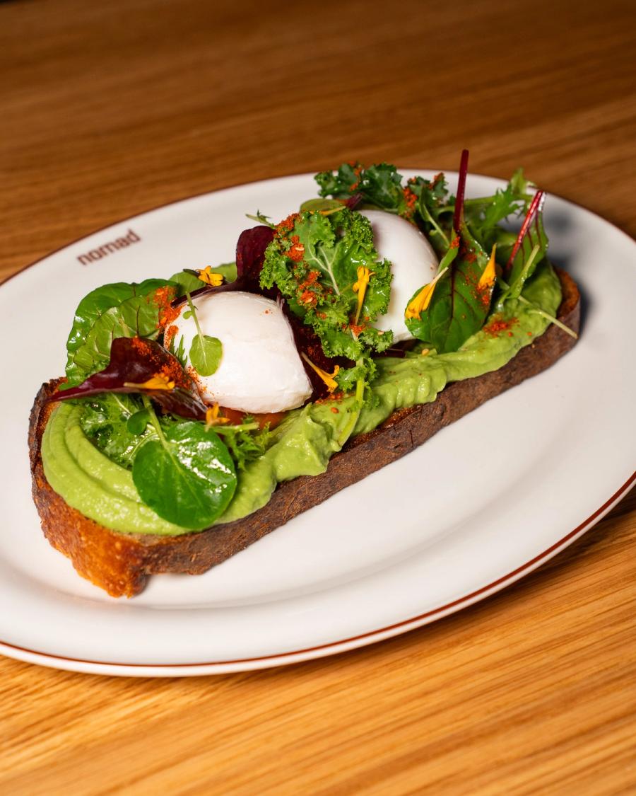 Smashed Avocado auf Sauerteigbrot