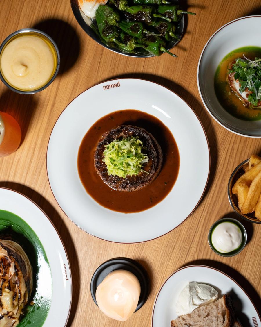 Dinner im Nomad von oben: Hacksteak mit Pfeffersauce, Pimientos de Padrón, gegrillter Spitzkohl, Pommes frites und Sauerteigbrot