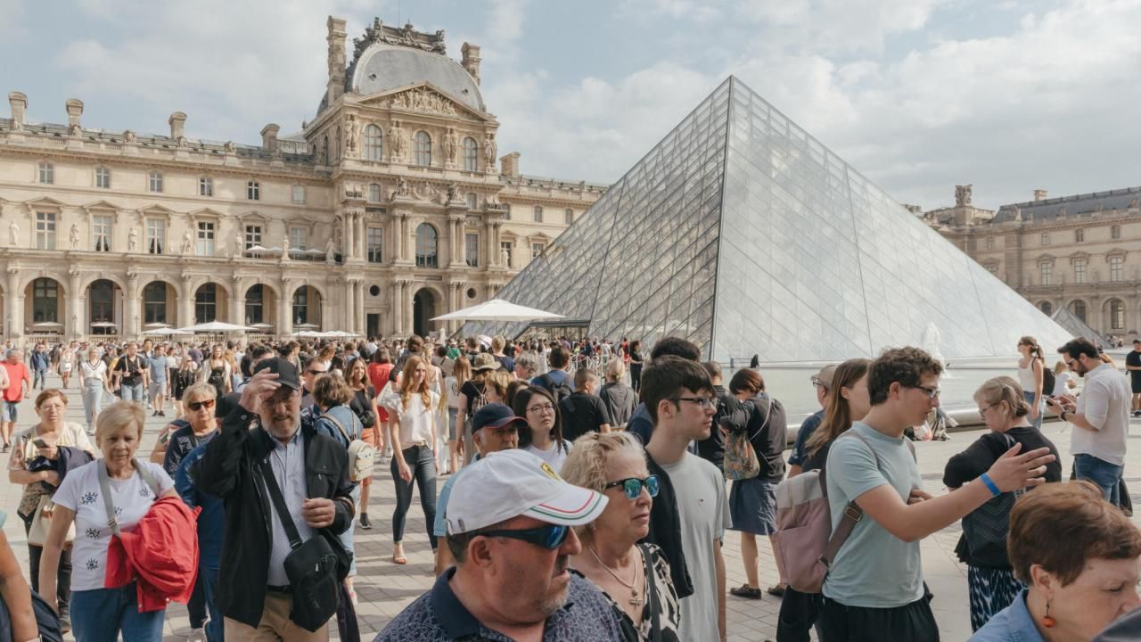 Louvre Chaos: Strikes and Shutdowns Cause Tourist Mayhem in Paris