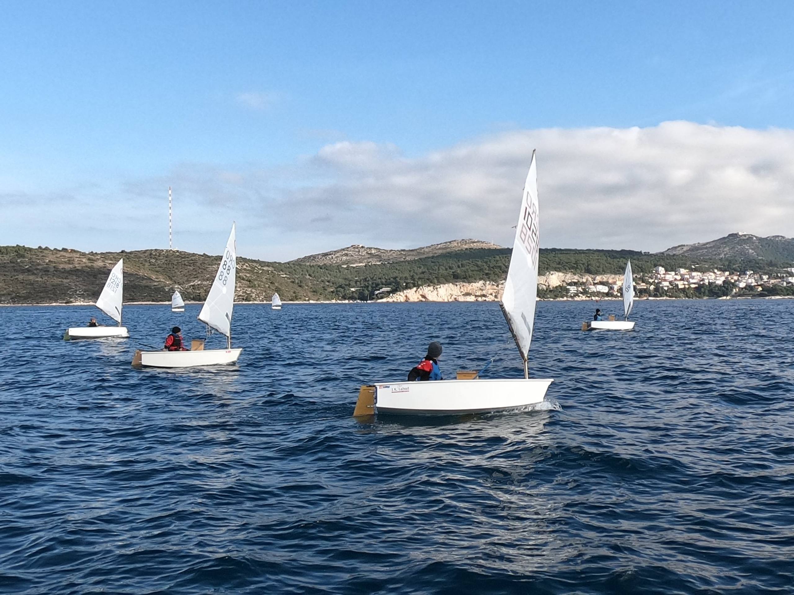 42. Međunarodna novogodišnja regata — Optimist, Hvar, prosinac 2018. — fotografija 15 od 22