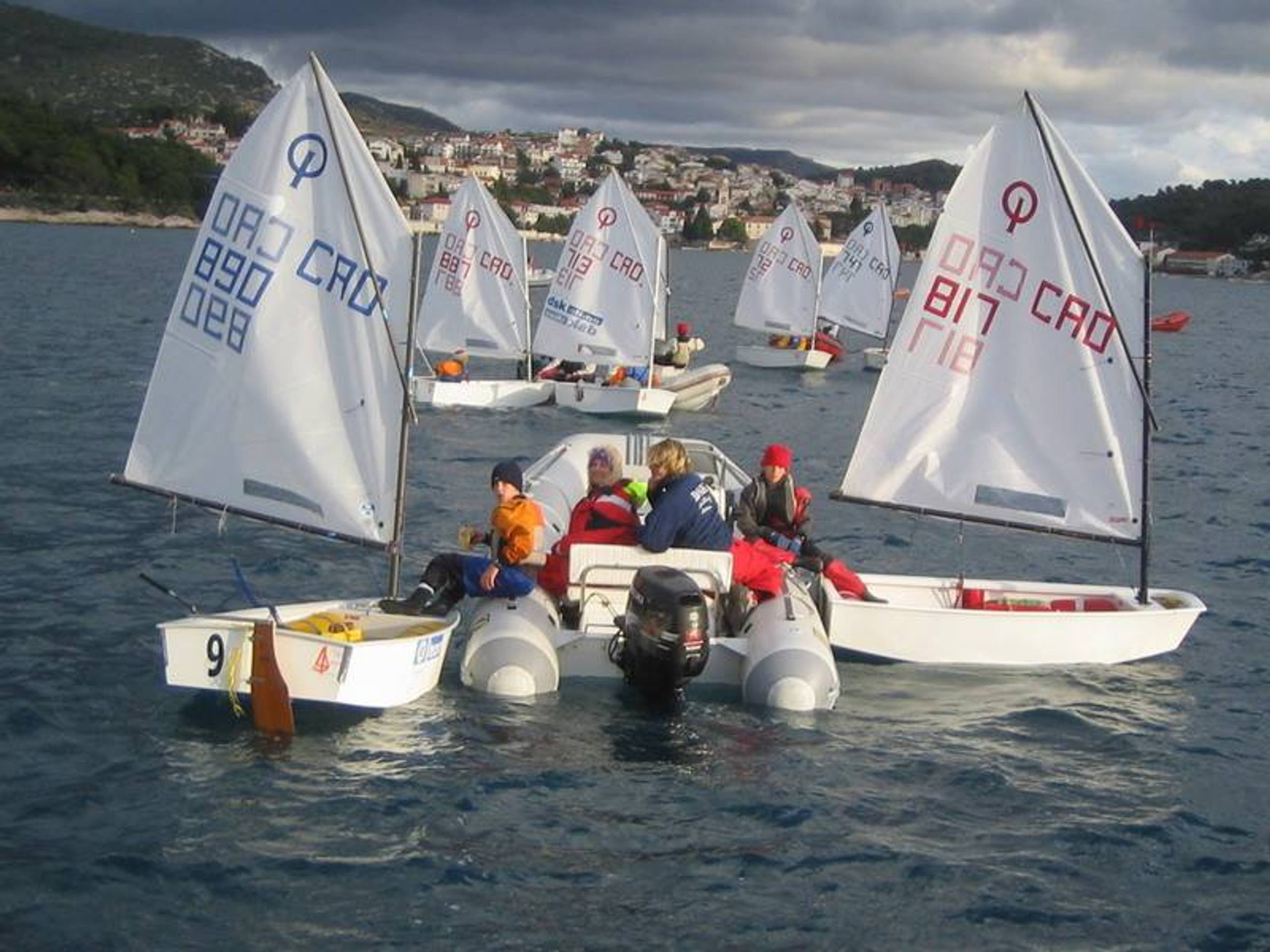 28. Međunarodna novogodišnja regata, Hvar, prosinac 2004. — fotografija 23 od 105