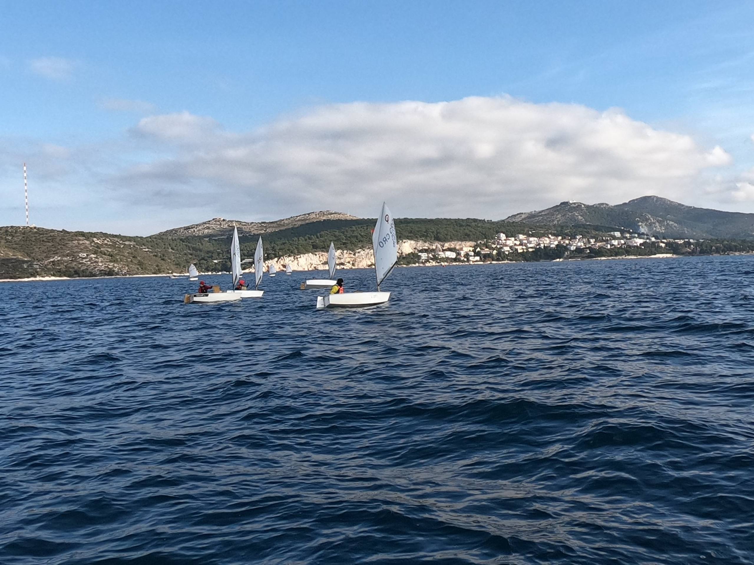 42. Međunarodna novogodišnja regata — Optimist, Hvar, prosinac 2018. — fotografija 10 od 22