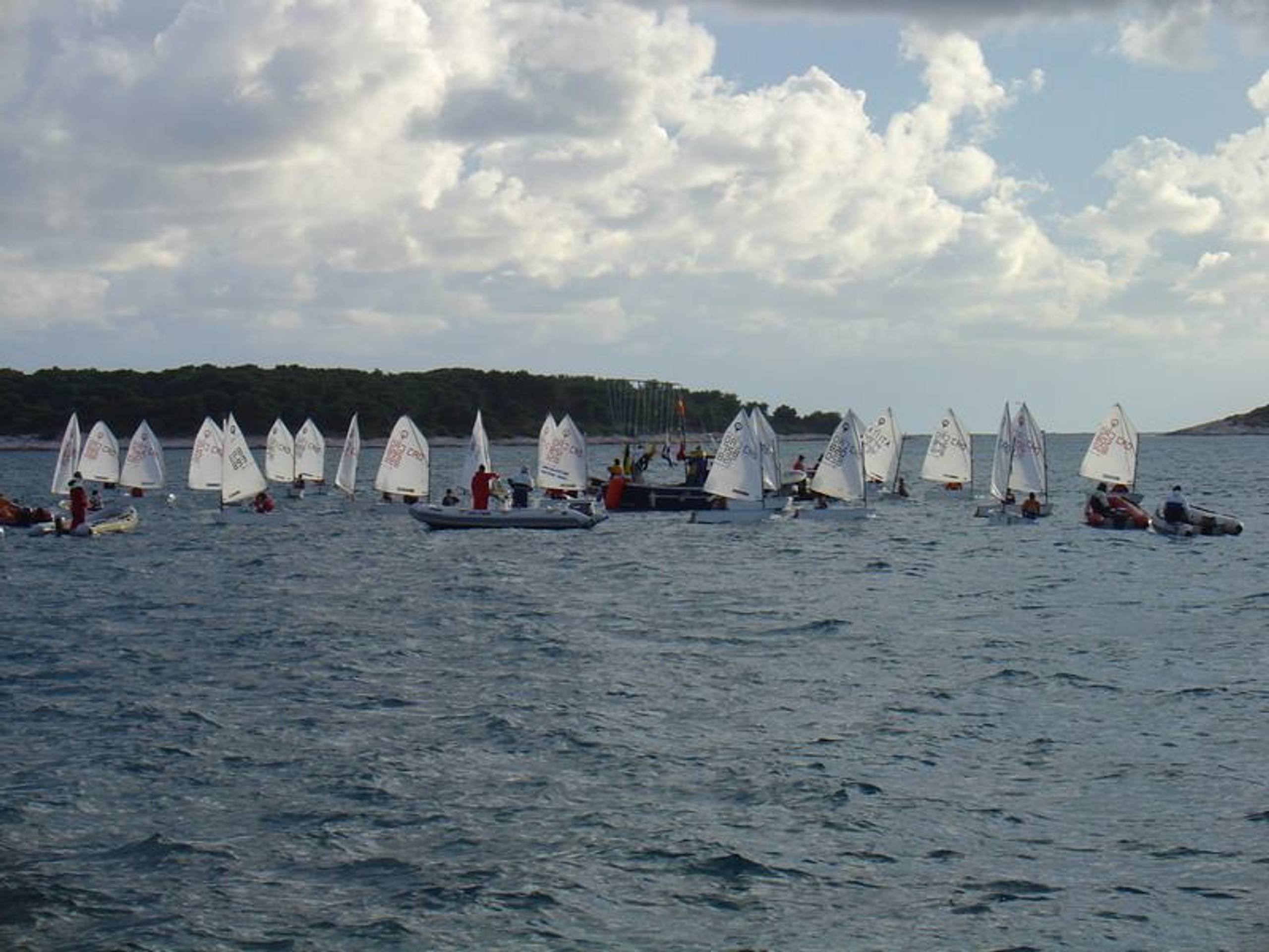 28. Međunarodna novogodišnja regata, Hvar, prosinac 2004. — fotografija 18 od 105