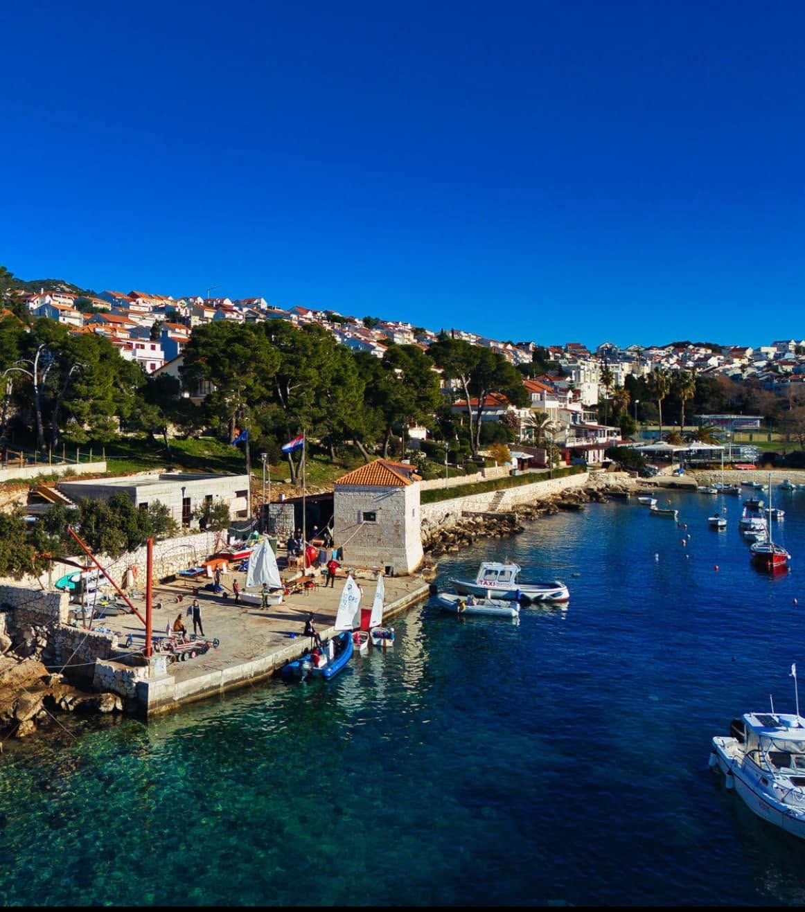 Klupska zgrada stari Macel na rivi u uvali Križna luka, iznad nje grad Hvar