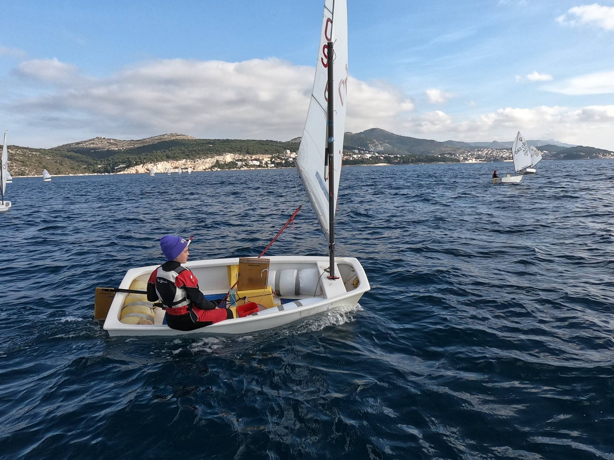 42. Međunarodna novogodišnja regata — Optimist, Hvar, prosinac 2018. — fotografija 8 od 22