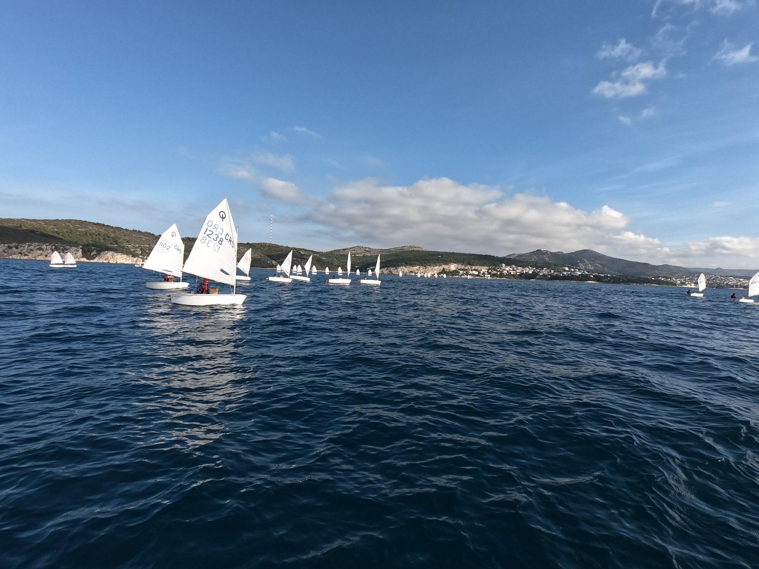 42. Međunarodna novogodišnja regata — Optimist, Hvar, prosinac 2018. — fotografija 1 od 22