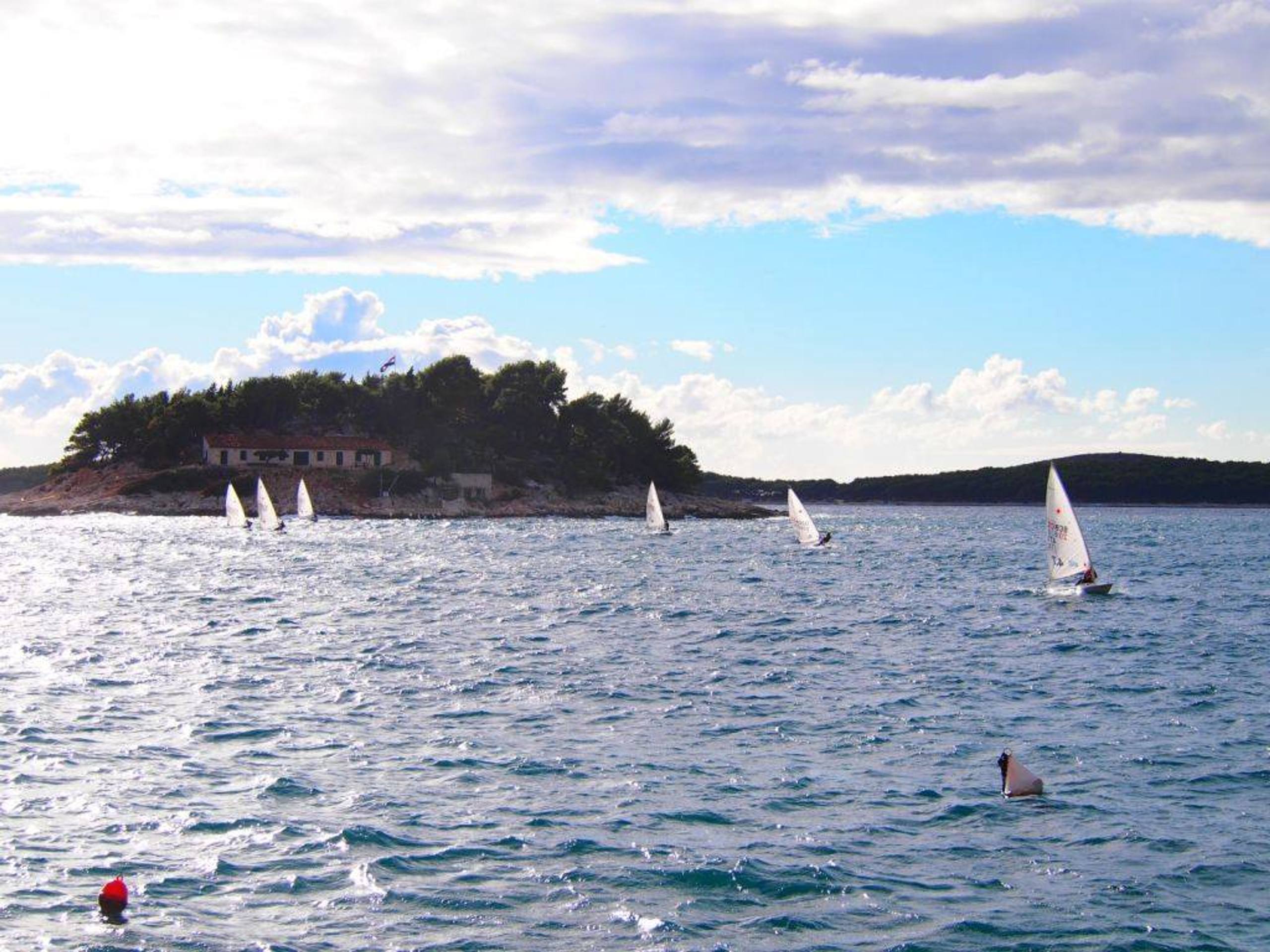 36. Međunarodna novogodišnja regata — Laser, Hvar, prosinac 2012. — fotografija 32 od 77