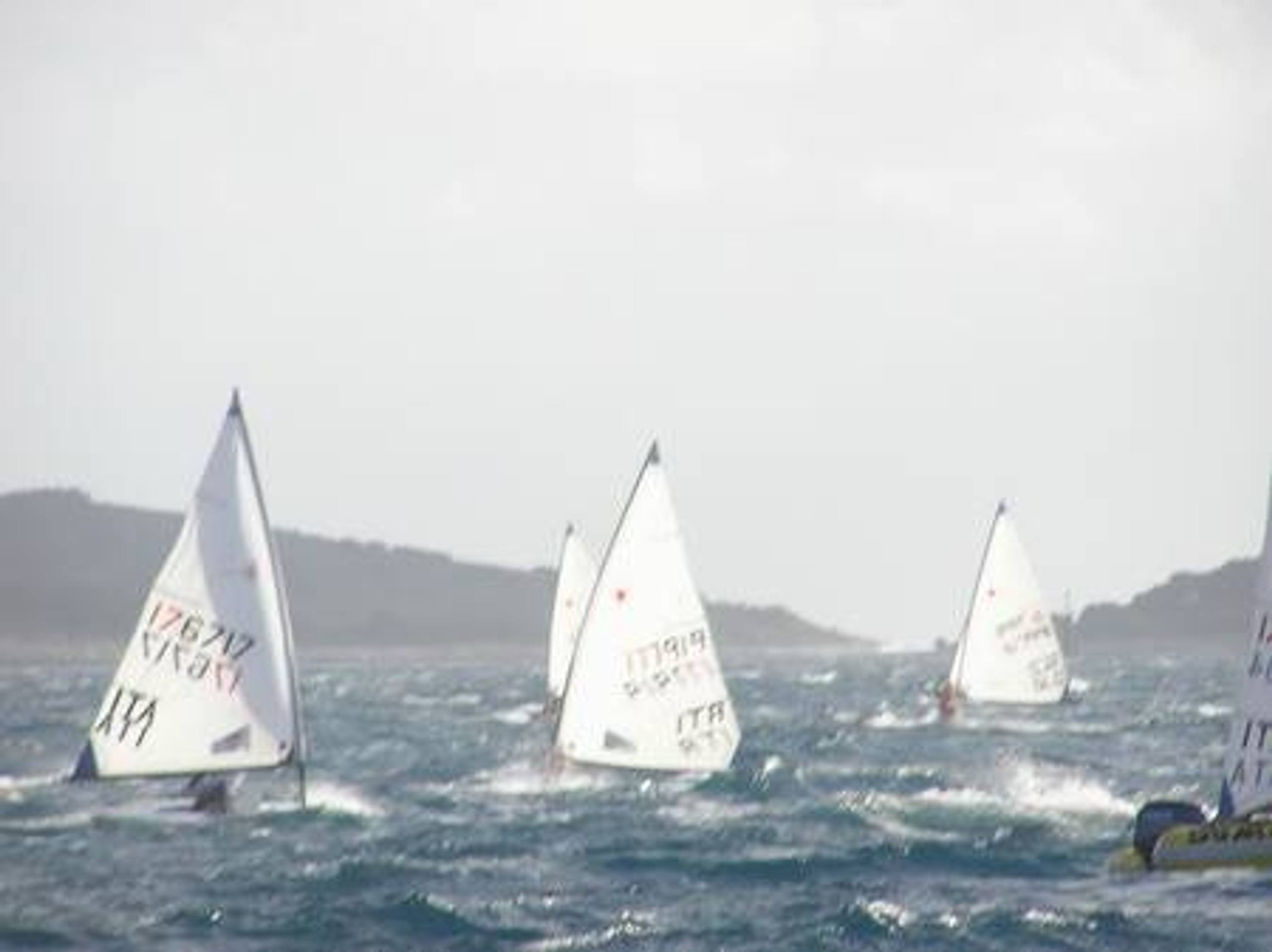 27. Međunarodna novogodišnja regata, Hvar, prosinac 2003. — fotografija 68 od 100