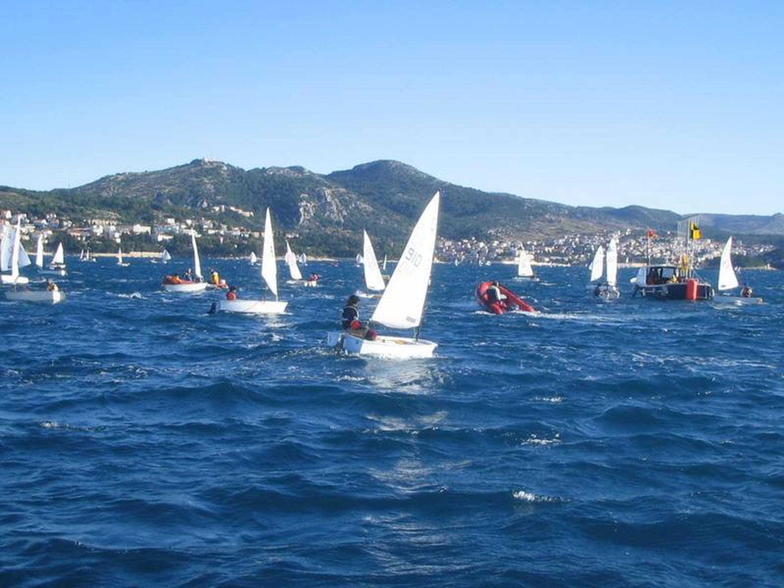 28. Međunarodna novogodišnja regata, Hvar, prosinac 2004. — fotografija 52 od 105