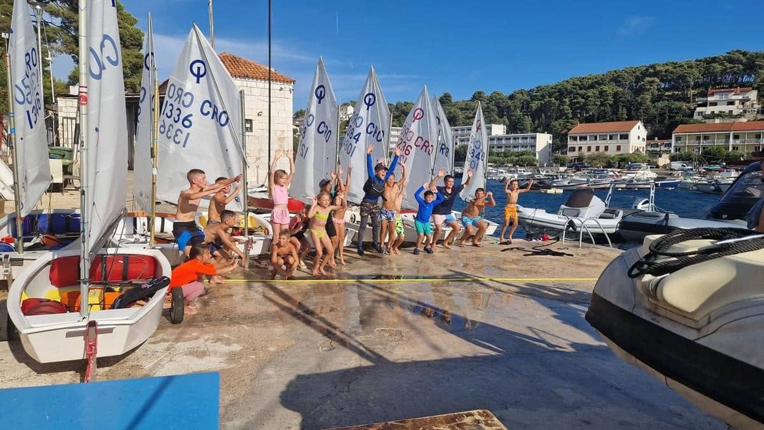 Mladi jedriličari JK Zvir s optimistima na gatu u Hvaru