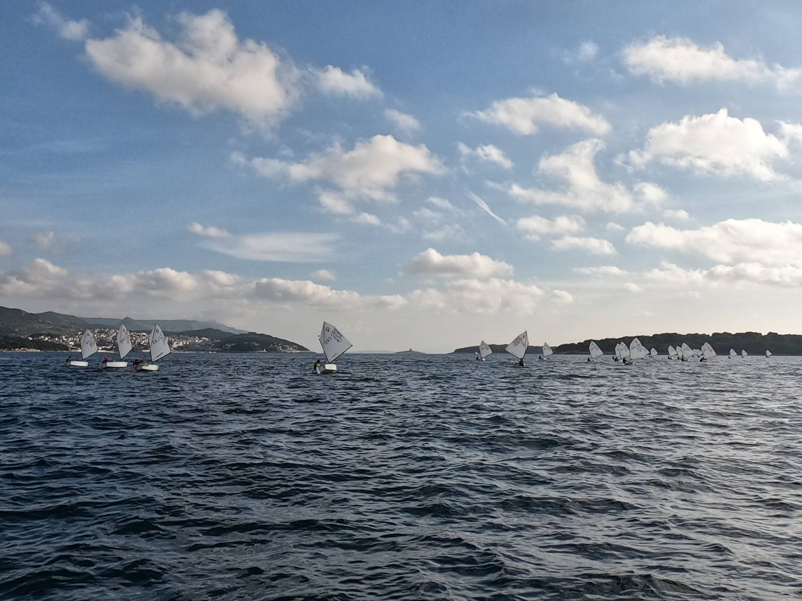 42. Međunarodna novogodišnja regata — Optimist, Hvar, prosinac 2018. — fotografija 13 od 22
