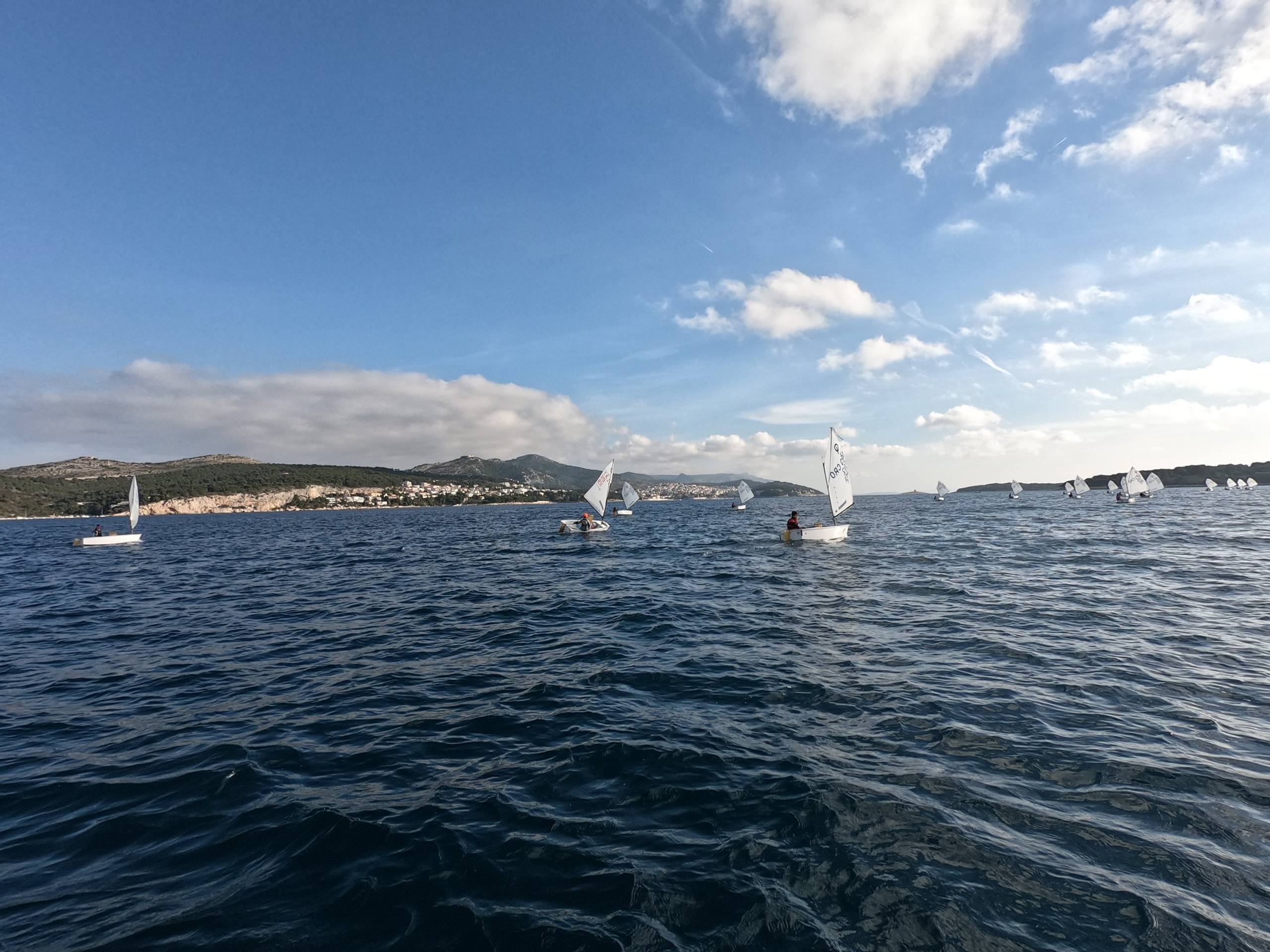 42. Međunarodna novogodišnja regata — Optimist, Hvar, prosinac 2018. — fotografija 17 od 22