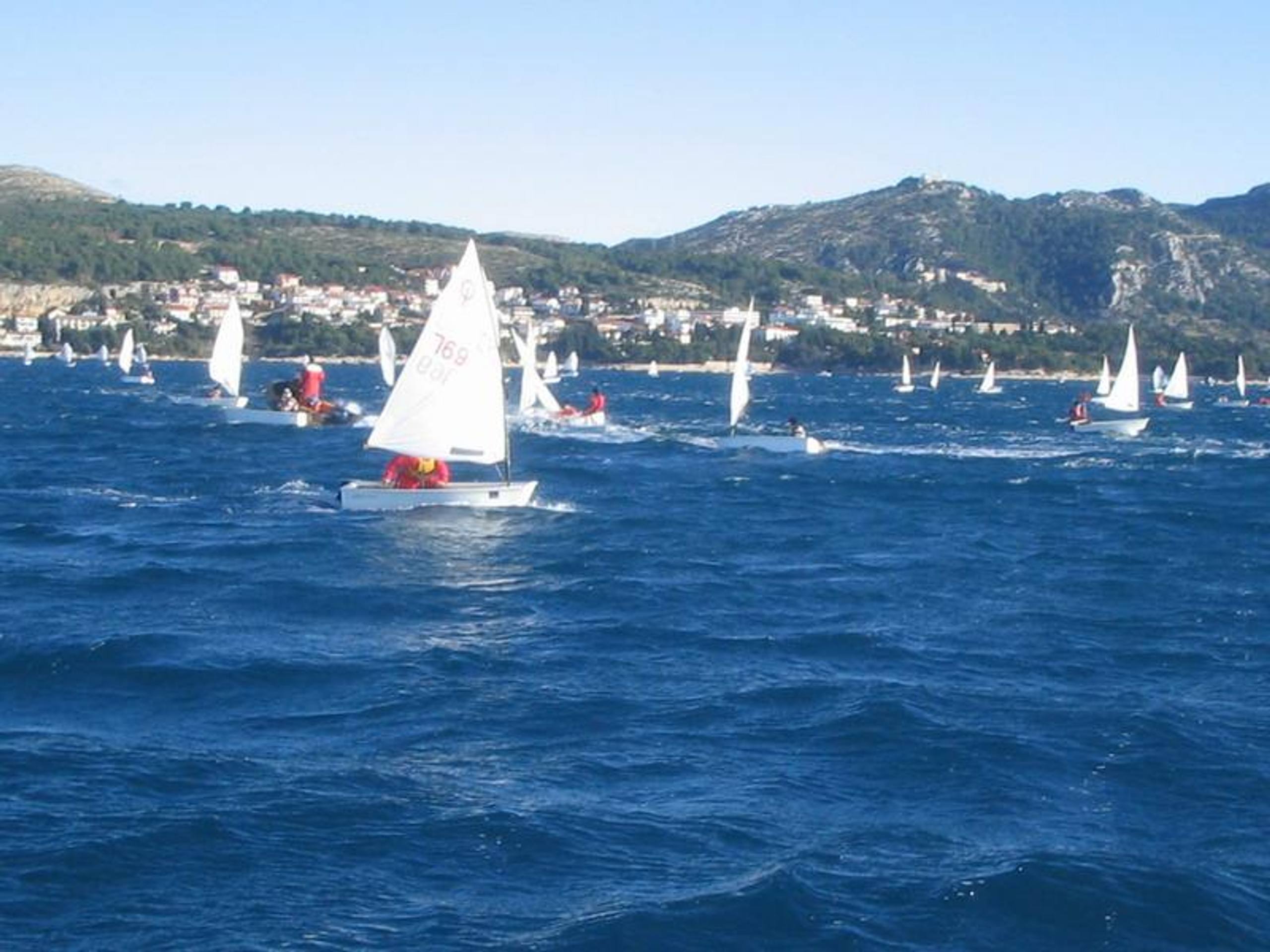 28. Međunarodna novogodišnja regata, Hvar, prosinac 2004. — fotografija 46 od 105