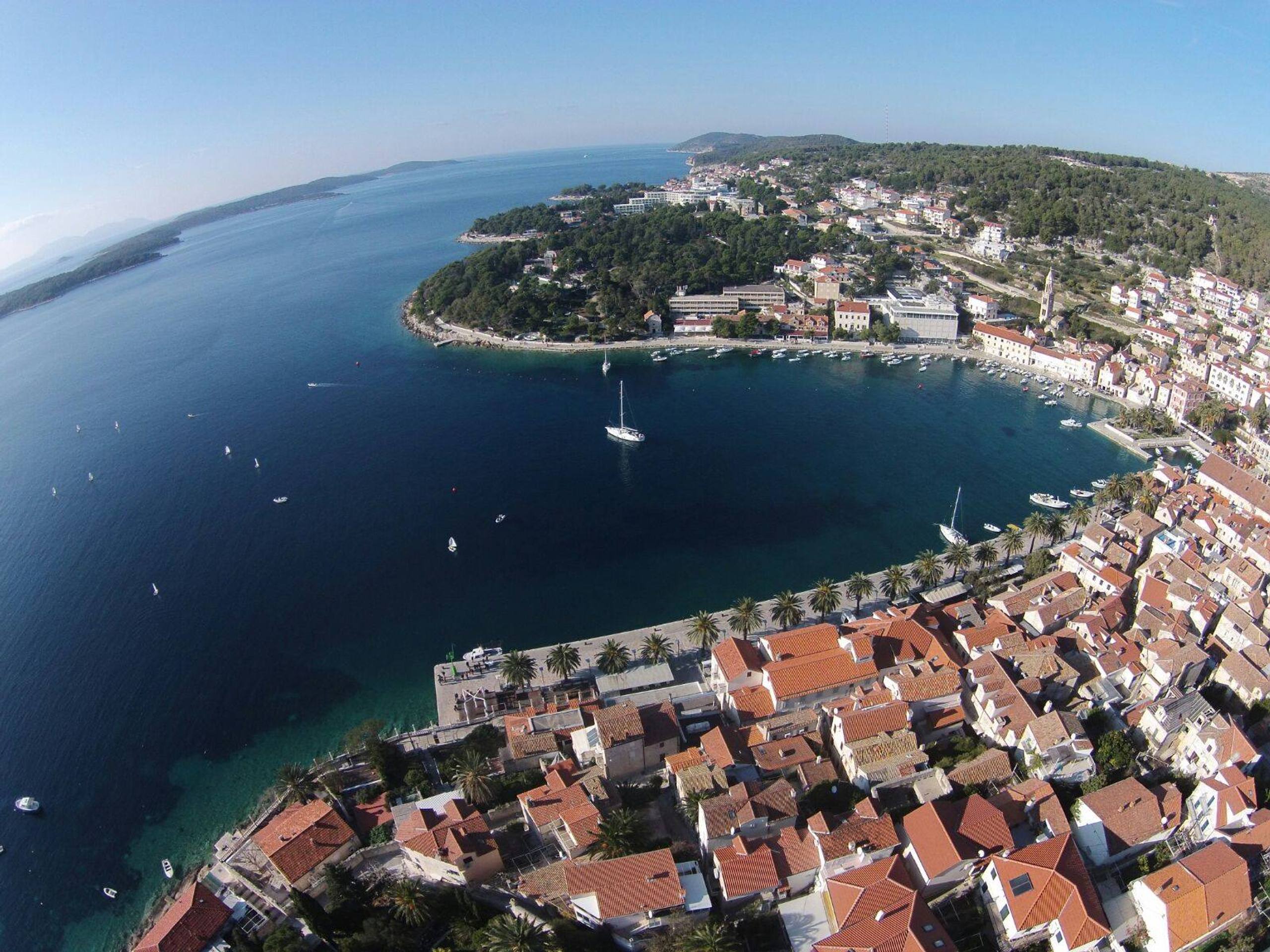 Memorijal Zdenko Roić iz zraka, Hvar, siječanj 2016. — fotografija 7 od 10