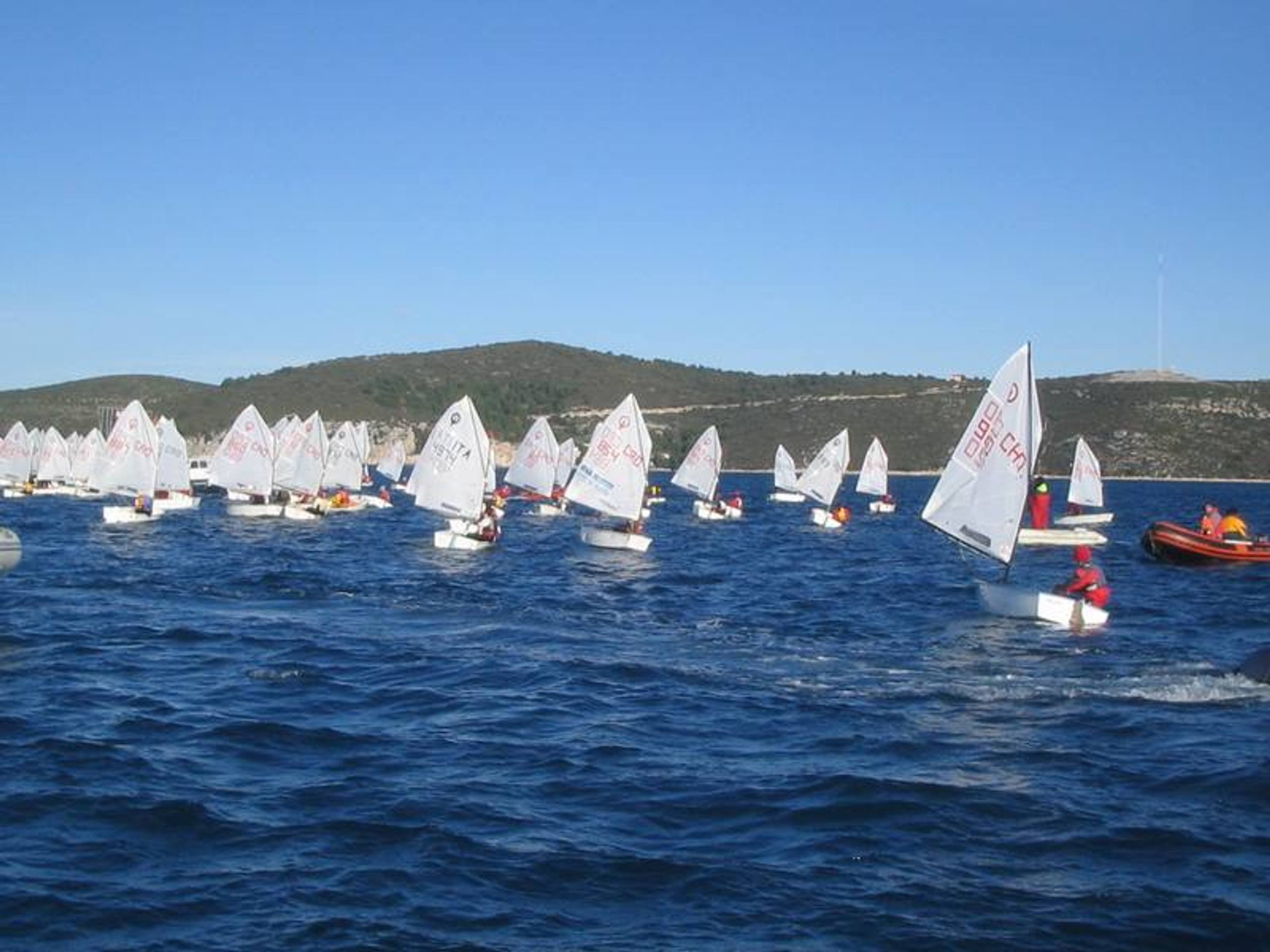 28. Međunarodna novogodišnja regata, Hvar, prosinac 2004. — fotografija 49 od 105