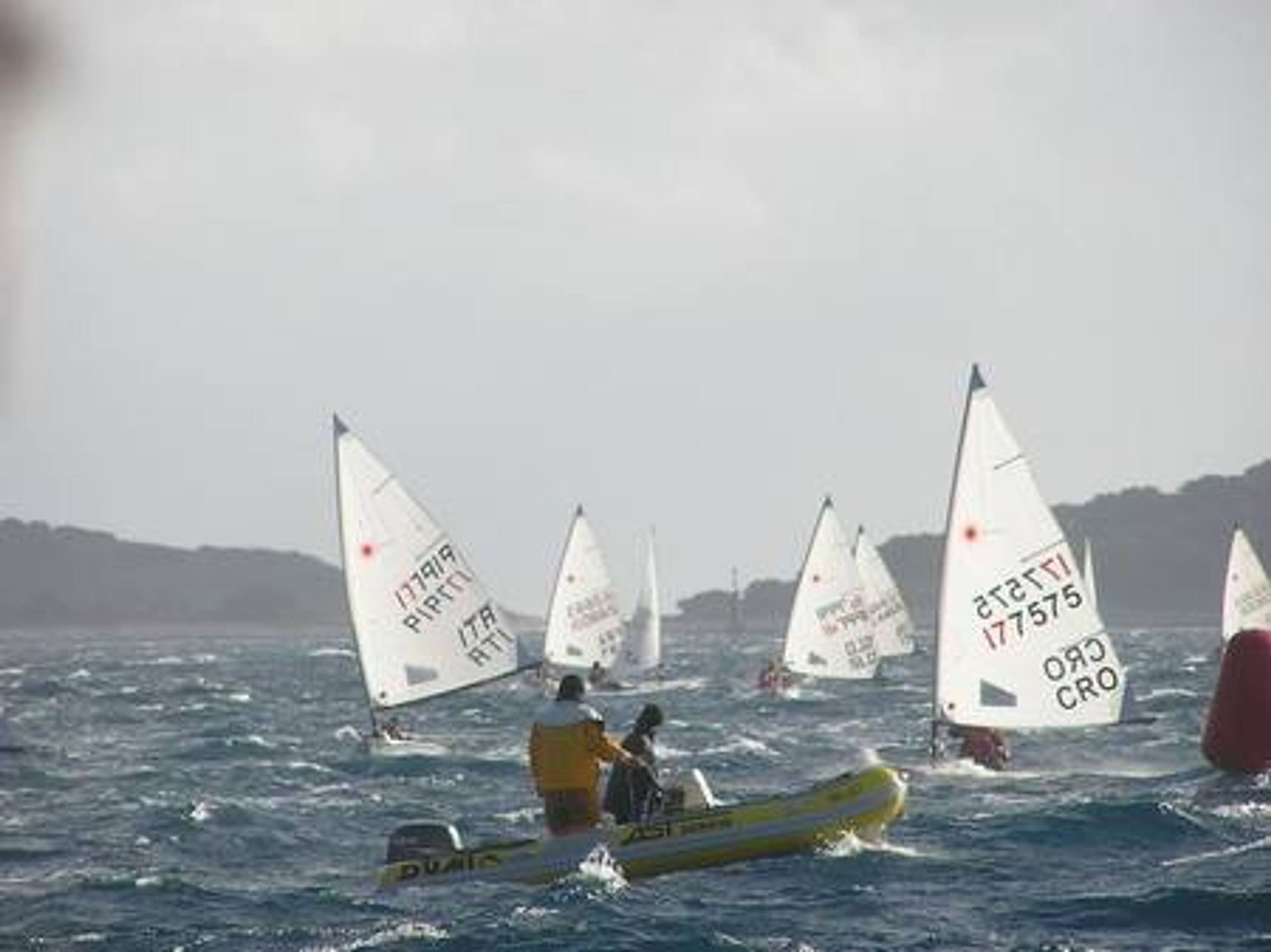 27. Međunarodna novogodišnja regata, Hvar, prosinac 2003. — fotografija 67 od 100