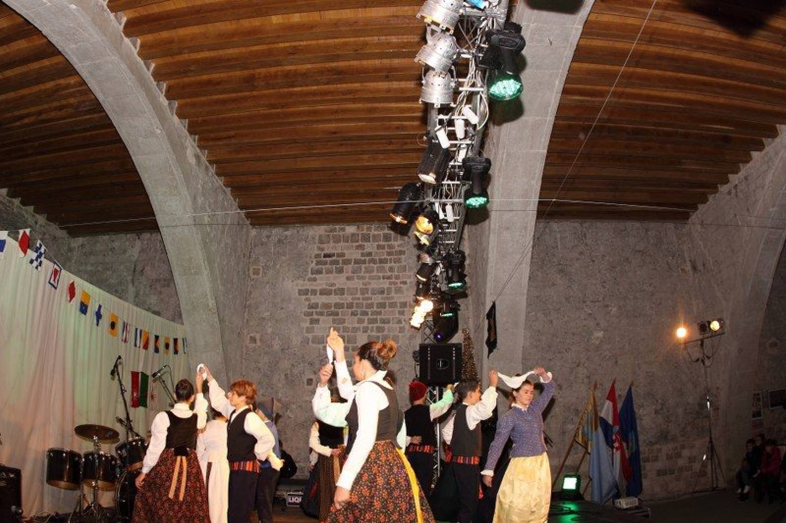 35. Međunarodna novogodišnja regata — FotoFot, Hvar, prosinac 2011. — fotografija 11 od 35