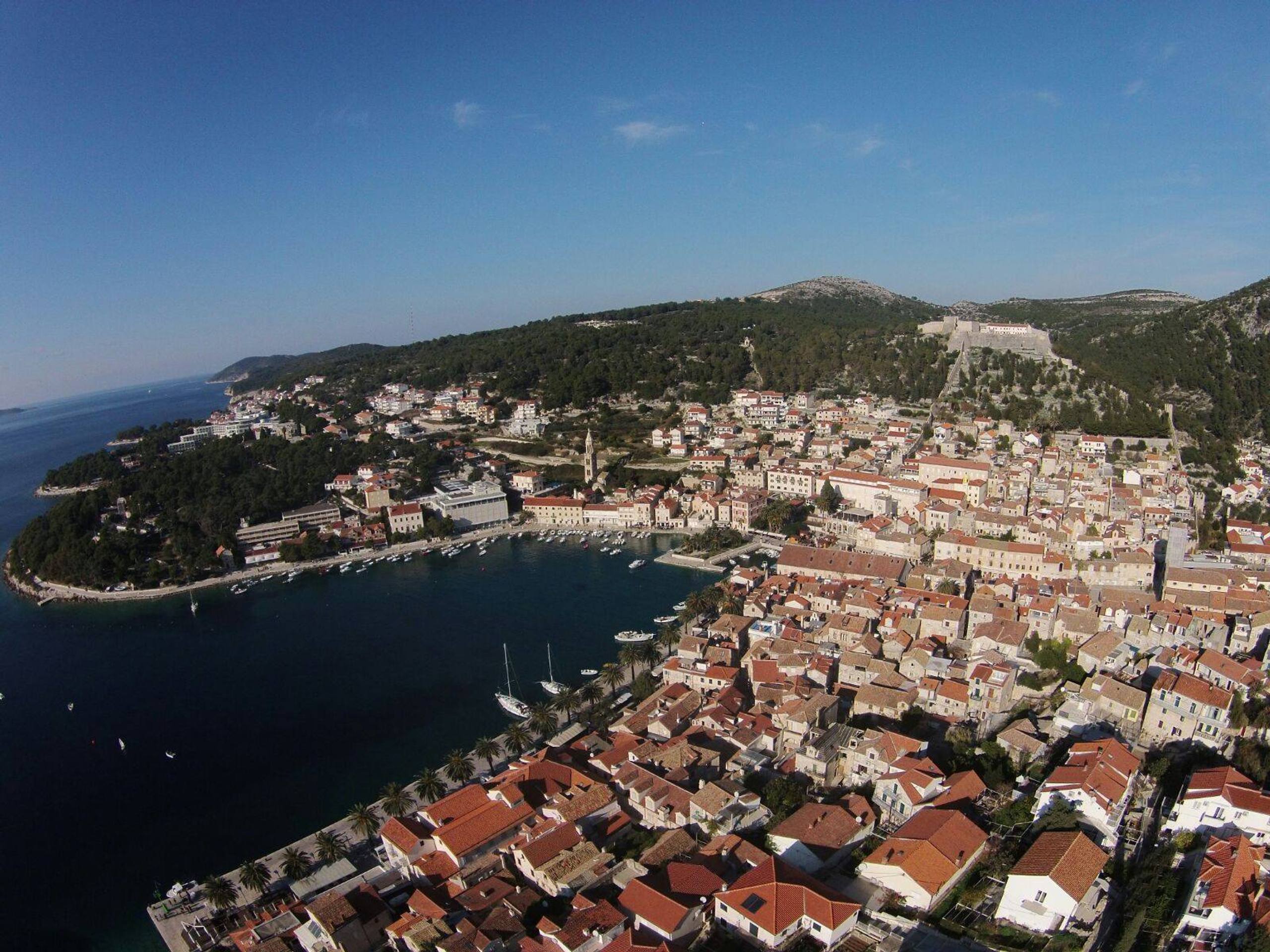 Memorijal Zdenko Roić iz zraka, Hvar, siječanj 2016. — fotografija 5 od 10
