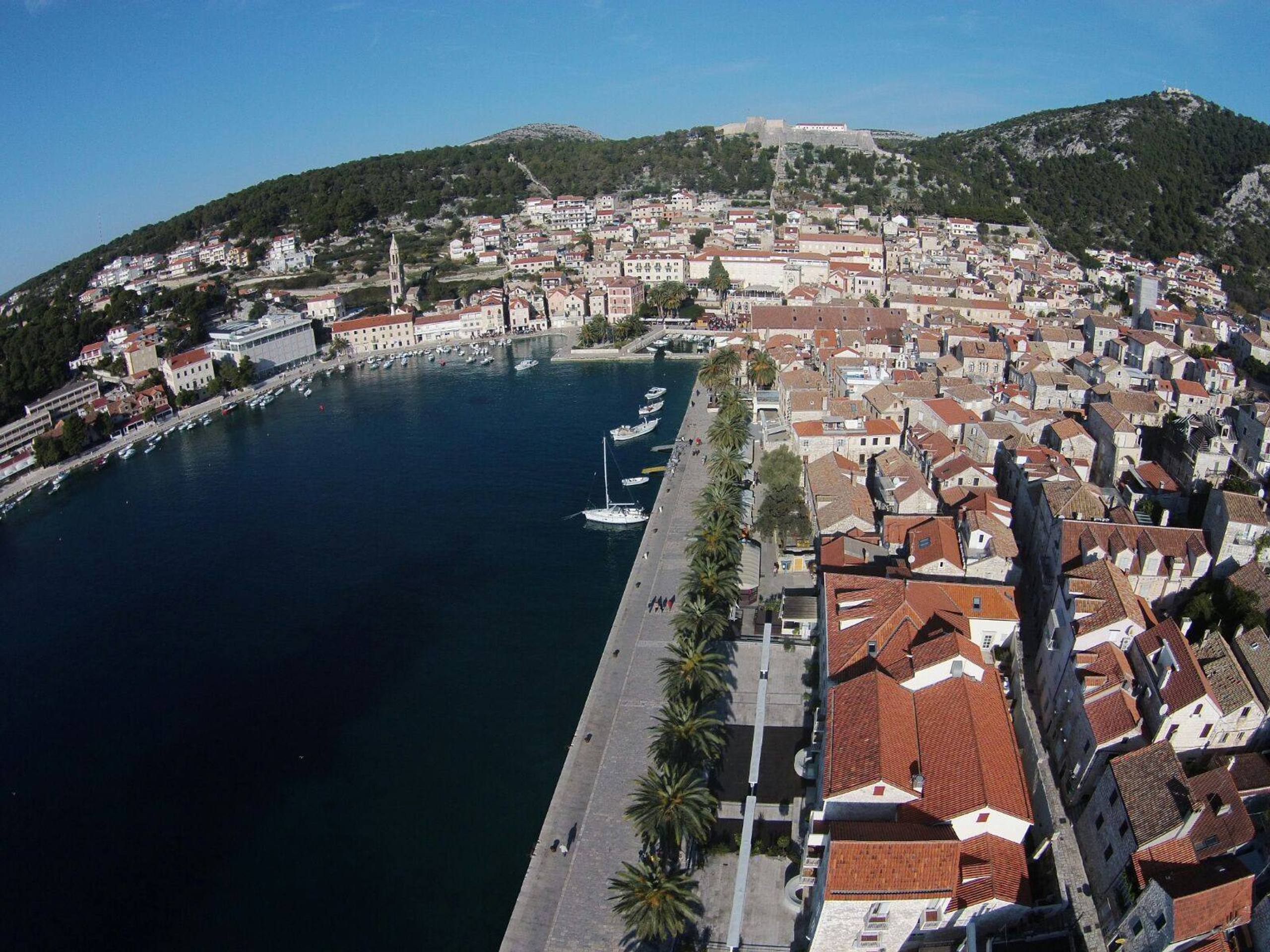 Memorijal Zdenko Roić iz zraka, Hvar, siječanj 2016. — fotografija 2 od 10