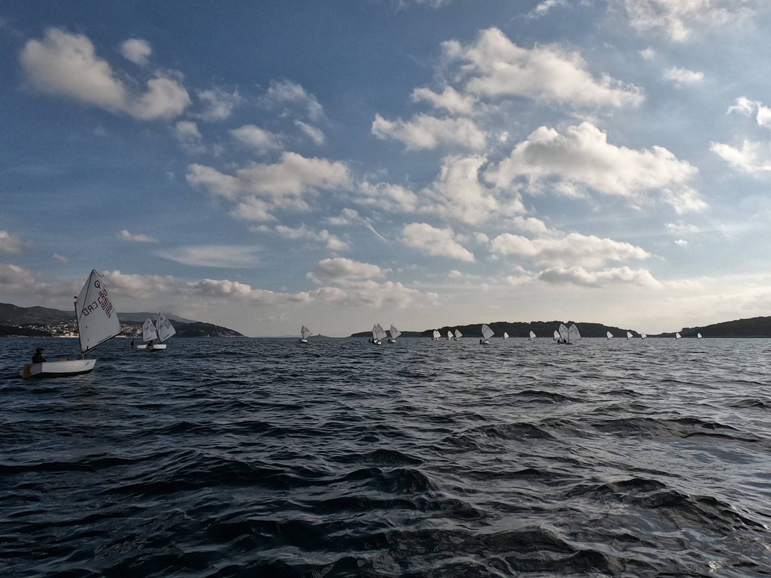 42. Međunarodna novogodišnja regata — Optimist, Hvar, prosinac 2018. — fotografija 3 od 22