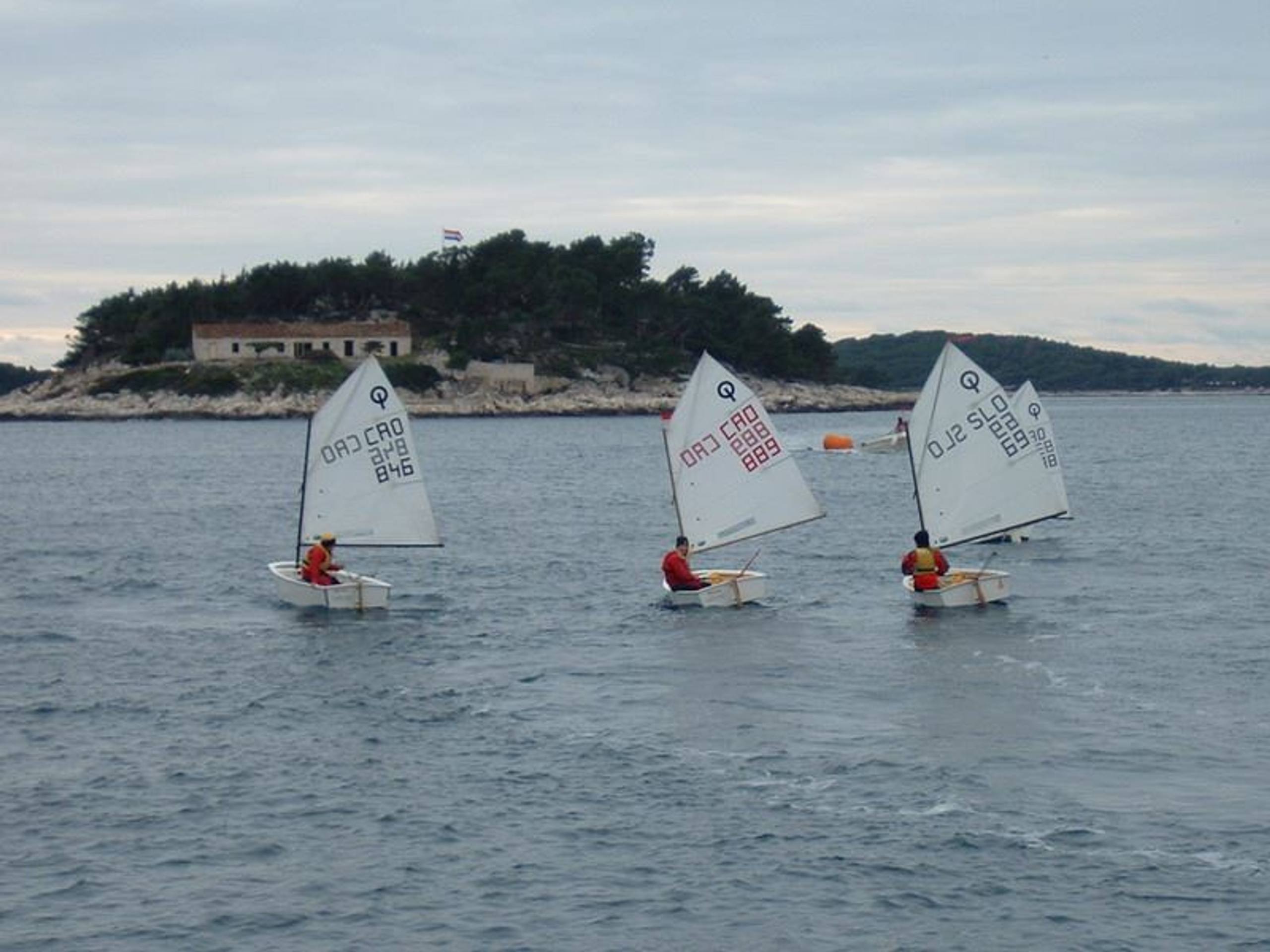 29. Međunarodna novogodišnja regata, Hvar, prosinac 2005. — fotografija 20 od 100