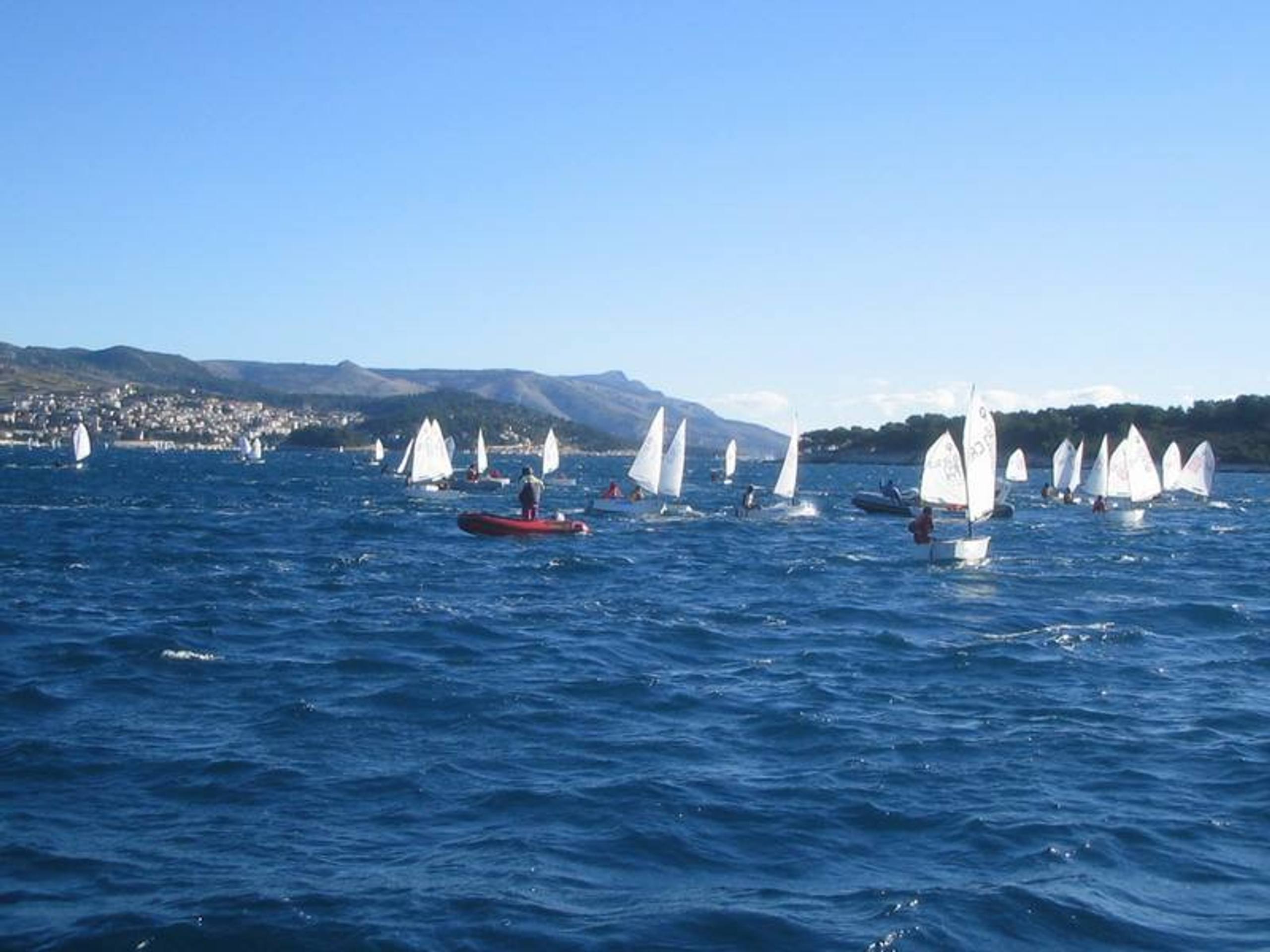28. Međunarodna novogodišnja regata, Hvar, prosinac 2004. — fotografija 41 od 105