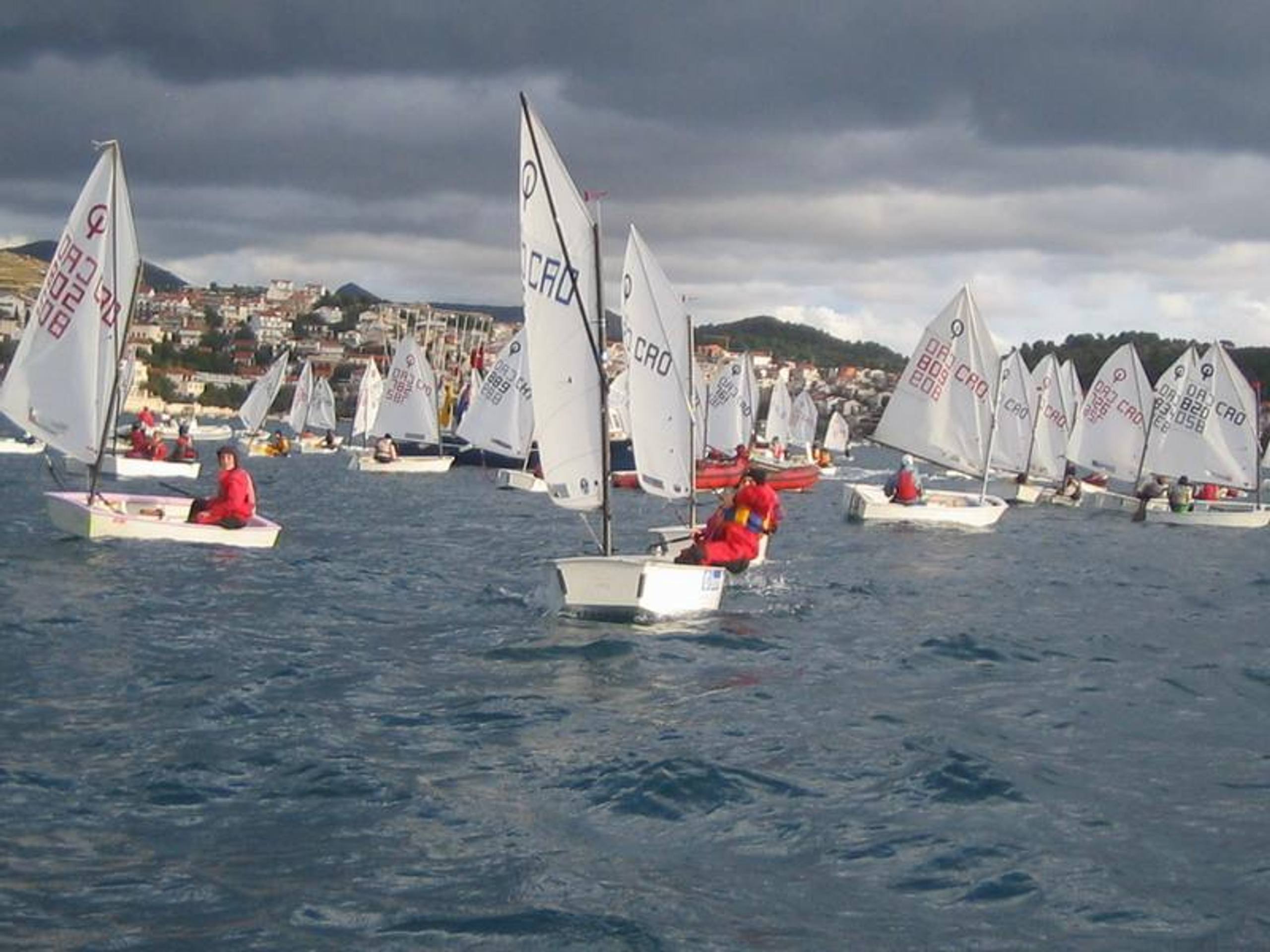 28. Međunarodna novogodišnja regata, Hvar, prosinac 2004. — fotografija 14 od 105