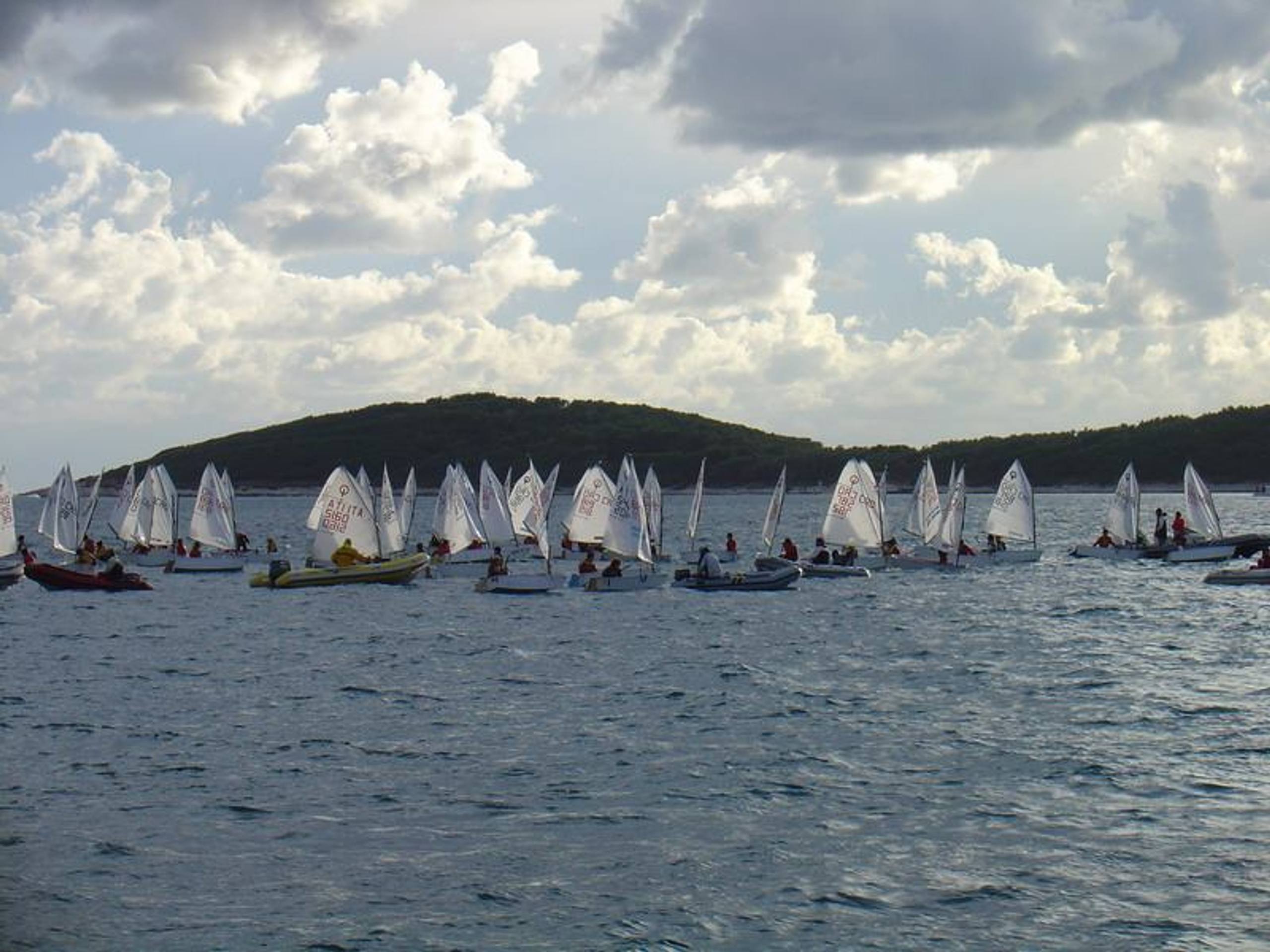 28. Međunarodna novogodišnja regata, Hvar, prosinac 2004. — fotografija 22 od 105