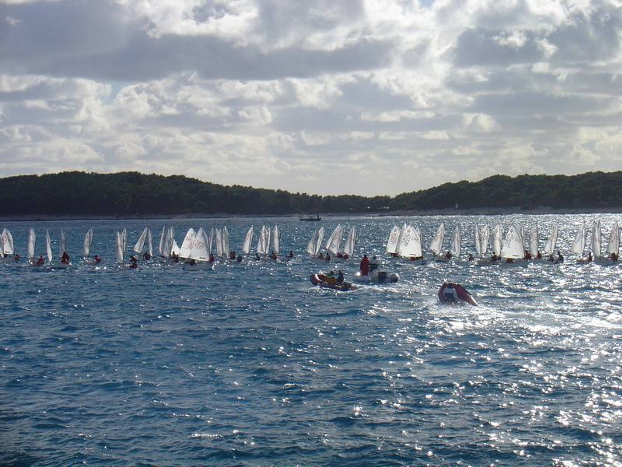 28. Međunarodna novogodišnja regata, Hvar, prosinac 2004. — fotografija 28 od 105