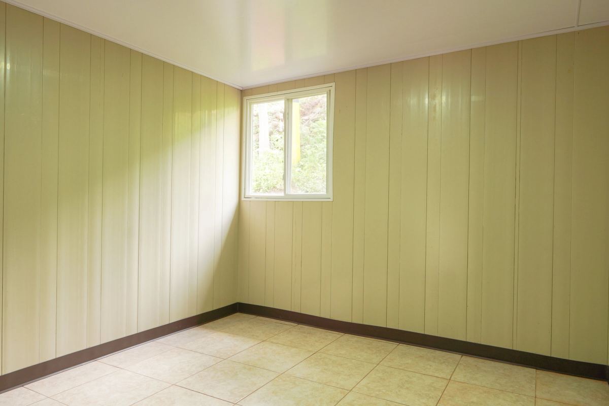 Un cuarto vacío de la casa modelo, con su ventana y el piso de azulejo.