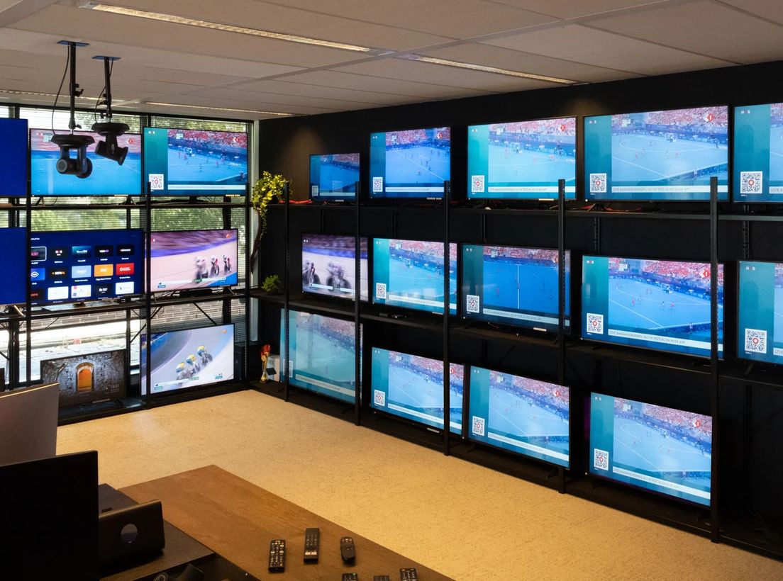 The OTT testlab in Hypersolid's Alkmaar office. About twenty smart TVs of different brands and sizes in operation.