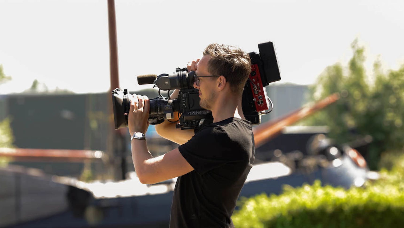 A man holding a camera with mobile encoder by Mobile Viewpoint.