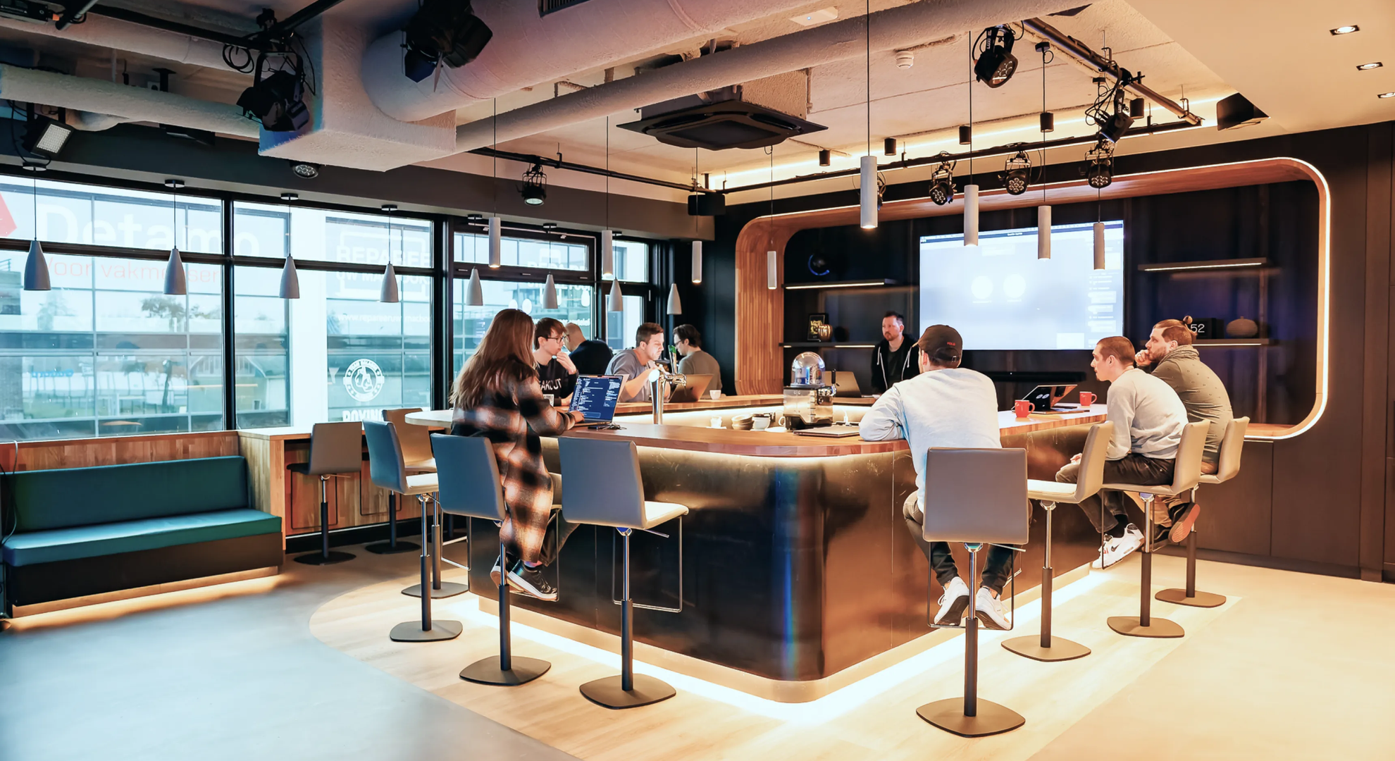 Area42 in Hypersolid's Alkmaar office. Different employees working on their computers at the bar.