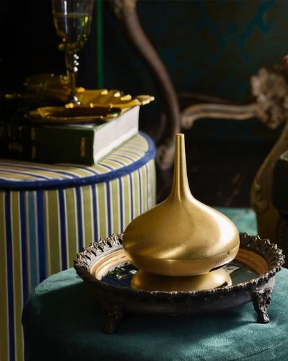The Rituals Perfume Genie in a stylish living room setting.