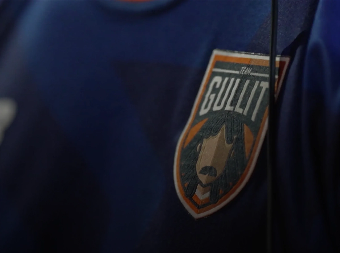 Team Gullit's logo on a blue jersey.