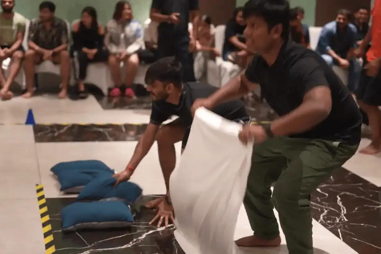 Japanese Pillow Fight — photo 1