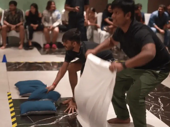 Japanese Pillow Fight — photo 1