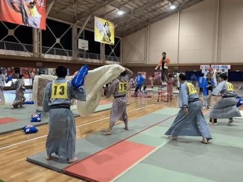 Japanese Pillow Fight