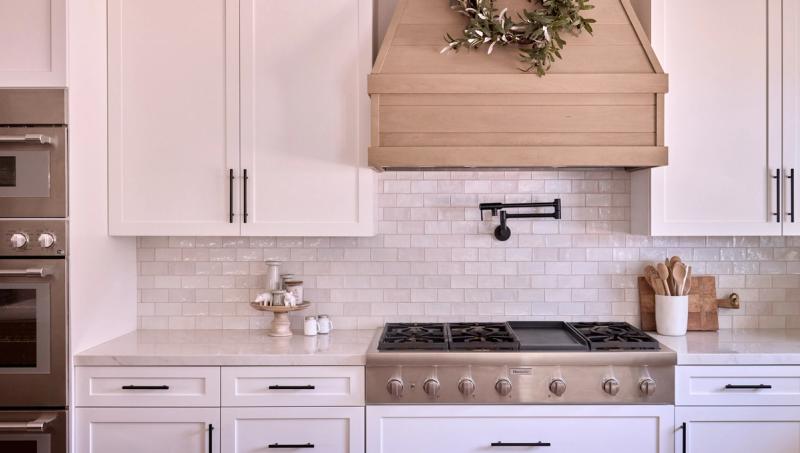 Oak and Painted Shaker Mixed Kitchen with Farmhouse Vibes