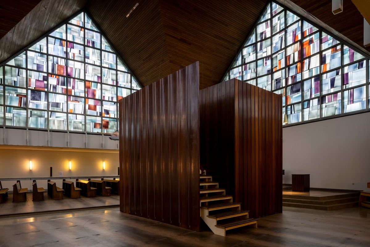 A climbable tower built from church pews inside the Markuskirche in Essen.